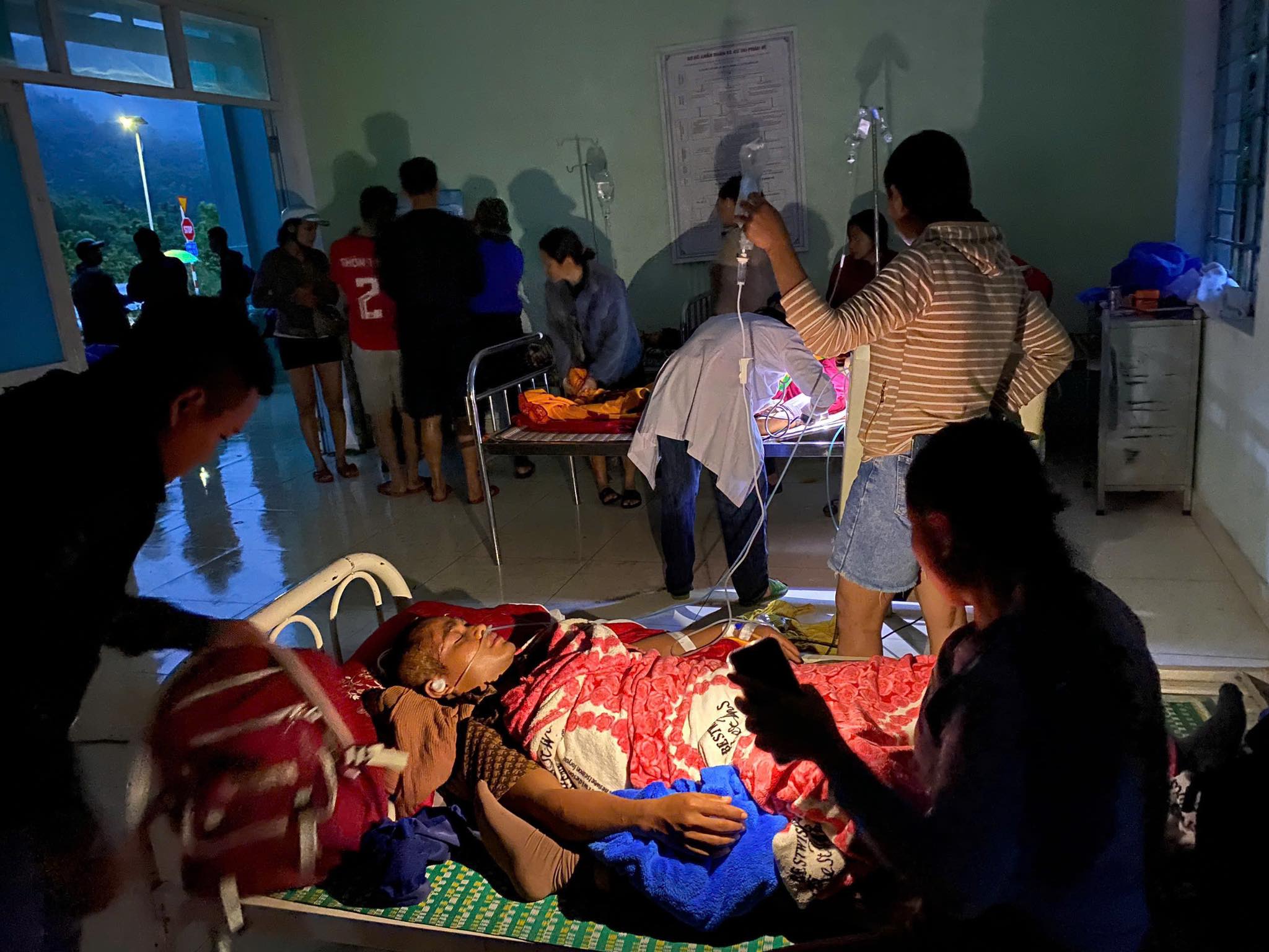 2 người bị sạt lở đất "tiên lượng nặng", xã phải mượn máy nổ để nạn nhân thở ô xy - Ảnh 3. 2 người bị sạt lở đất "tiên lượng nặng", xã phải mượn máy nổ để nạn nhân thở ô xy - Ảnh 3.