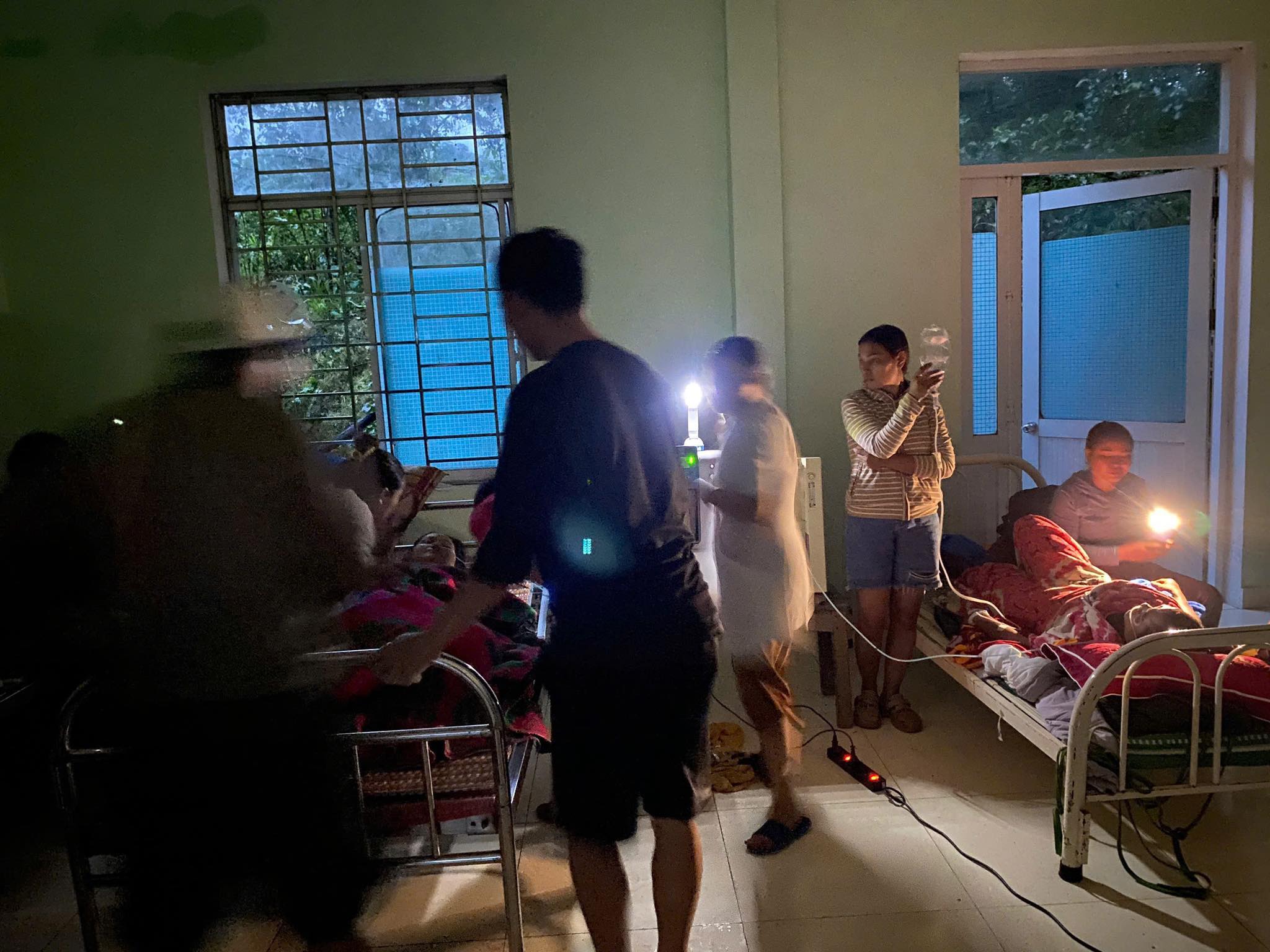 2 người bị sạt lở đất "tiên lượng nặng", xã phải mượn máy nổ để nạn nhân thở ô xy - Ảnh 1. 2 người bị sạt lở đất "tiên lượng nặng", xã phải mượn máy nổ để nạn nhân thở ô xy - Ảnh 1.