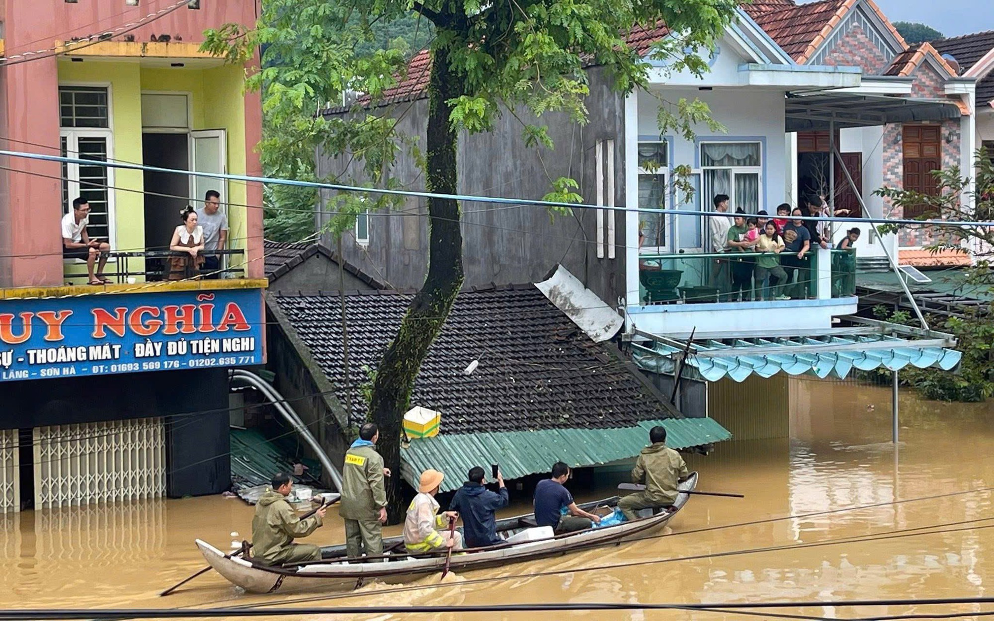 Thông xe một phần, 30 tài xế thoát cảnh mắc kẹt trên đèo Lò Xo - Ảnh 2.