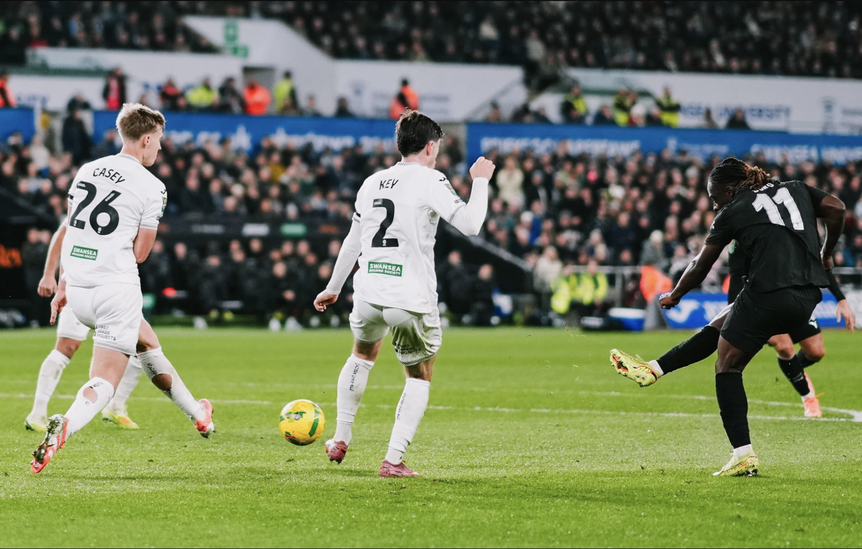 Ngược dòng đánh bại Swansea, Man City giành vé tứ kết League Cup - Ảnh 2.