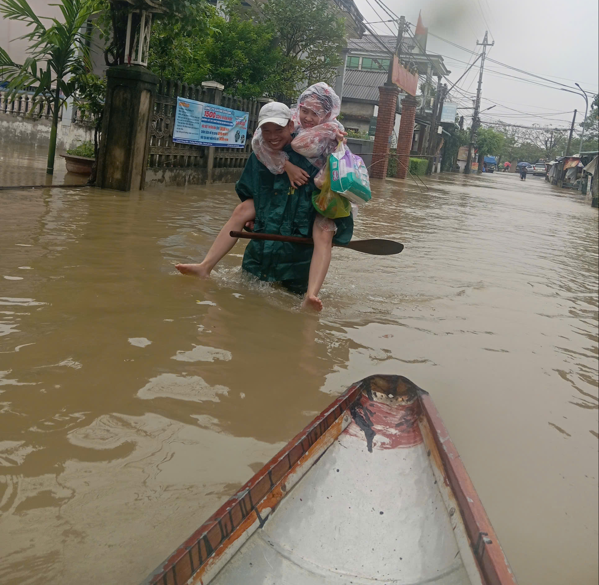 Quảng Trị: Một xã có 570 nhà bị ngập, dân dùng ghe đưa quan tài đến nơi cao ráo - Ảnh 5. Quảng Trị: Một xã có 570 nhà bị ngập, dân dùng ghe đưa quan tài đến nơi cao ráo - Ảnh 5.