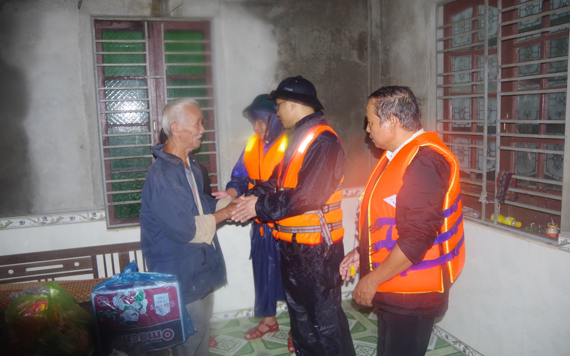 Gia Lai di dời khẩn 59 hộ dân khỏi khu vực sạt lở núi ngay trong đêm - Ảnh 2. Gia Lai di dời khẩn 59 hộ dân khỏi khu vực sạt lở núi ngay trong đêm - Ảnh 2.