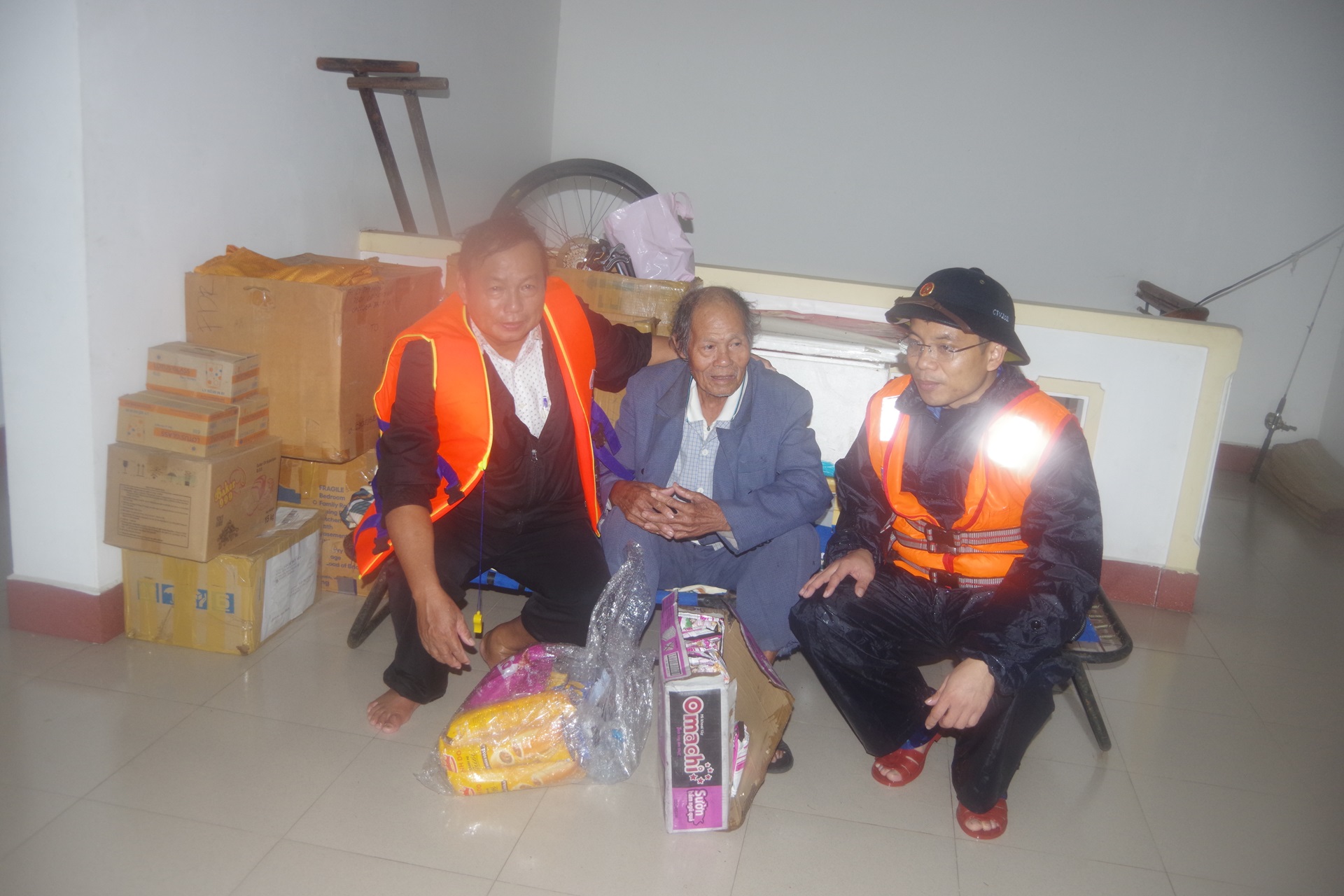 Bộ Tư lệnh Vùng Cảnh sát biển 2 thăm người dân "rốn lũ" Huế - Ảnh 2.