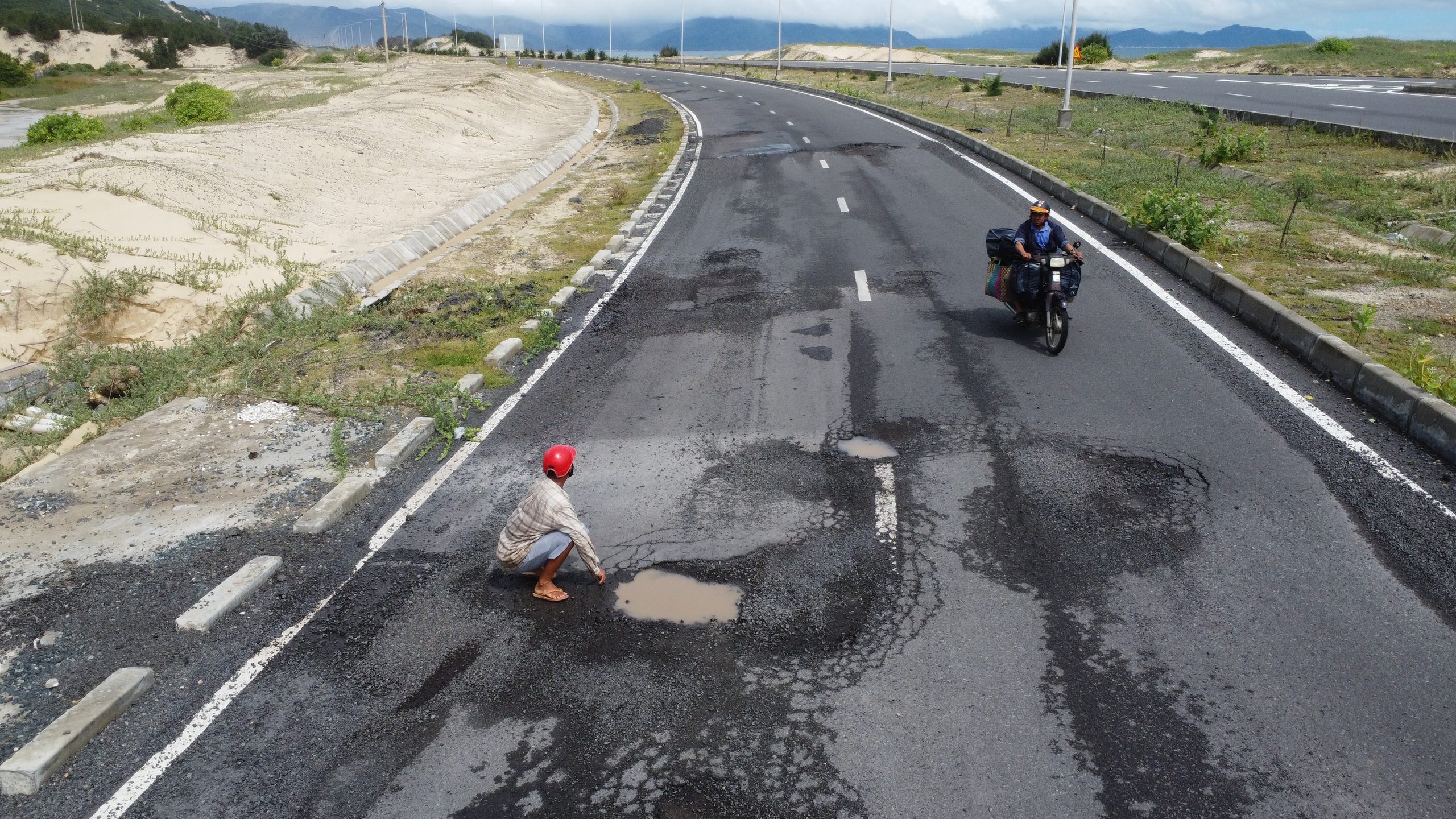 Cận cảnh đường trăm tỉ đồng ở Vân Phong mới đưa vào sử dụng đã hư hỏng - Ảnh 1.