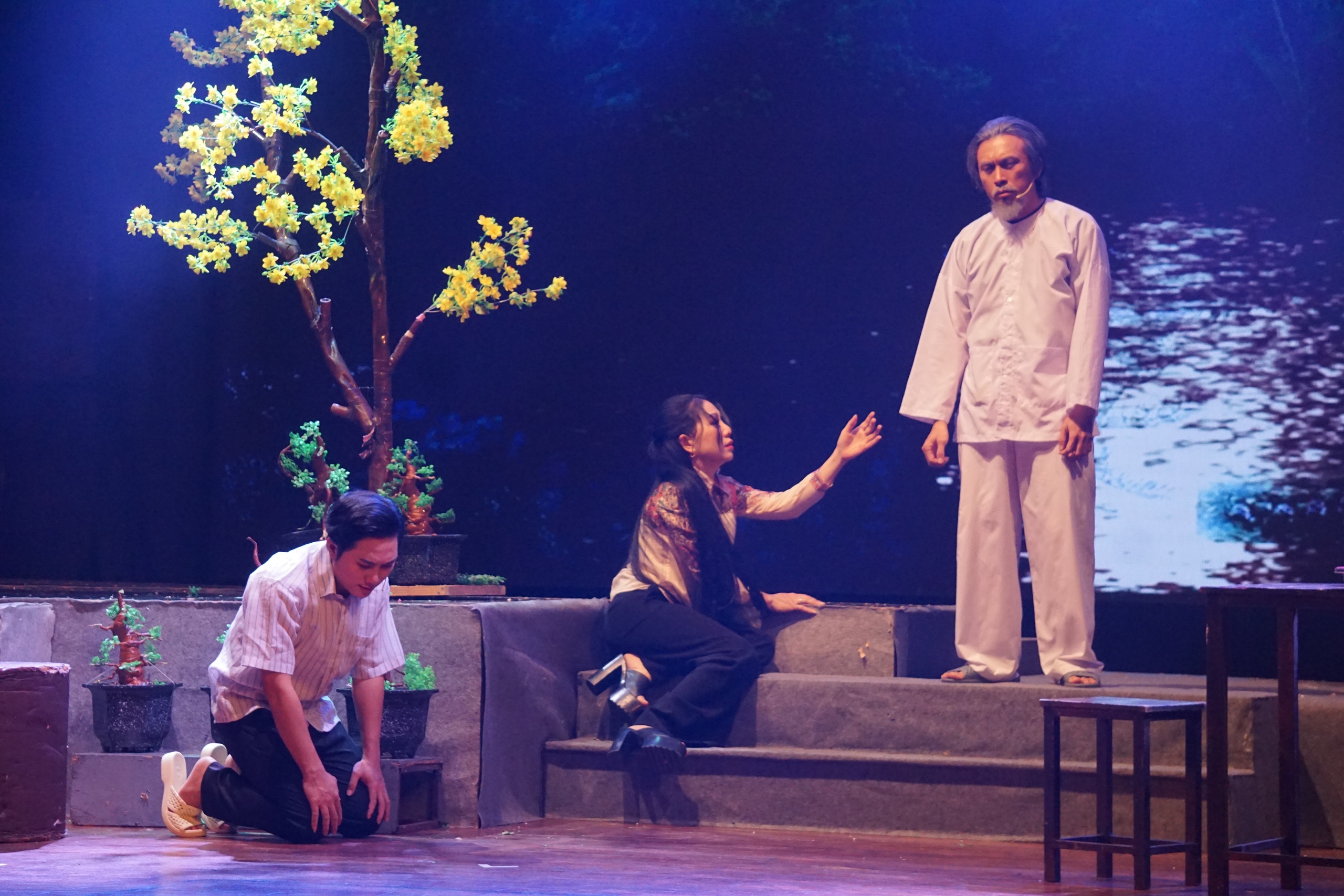 Khóc với "Cây lẻ bạn", "Chuông vàng vọng cổ" Nhật Nguyên làm đạo diễn - Ảnh 4.