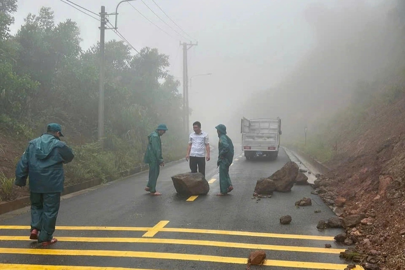 Gia Lai di dời khẩn 59 hộ dân khỏi khu vực sạt lở núi ngay trong đêm - Ảnh 3. Gia Lai di dời khẩn 59 hộ dân khỏi khu vực sạt lở núi ngay trong đêm - Ảnh 3.