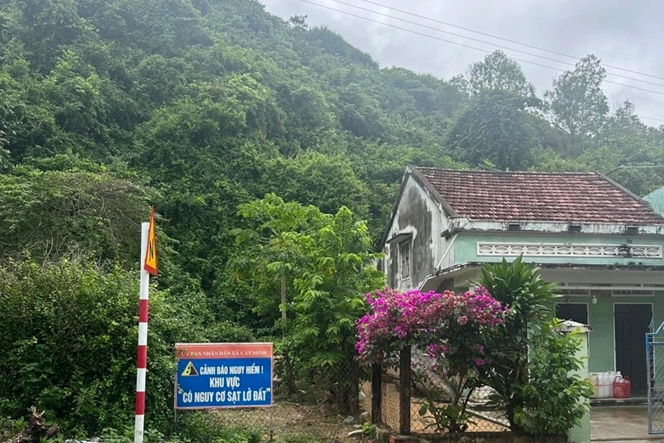 Gia Lai di dời khẩn 59 hộ dân khỏi khu vực sạt lở núi ngay trong đêm - Ảnh 1. Gia Lai di dời khẩn 59 hộ dân khỏi khu vực sạt lở núi ngay trong đêm - Ảnh 1.