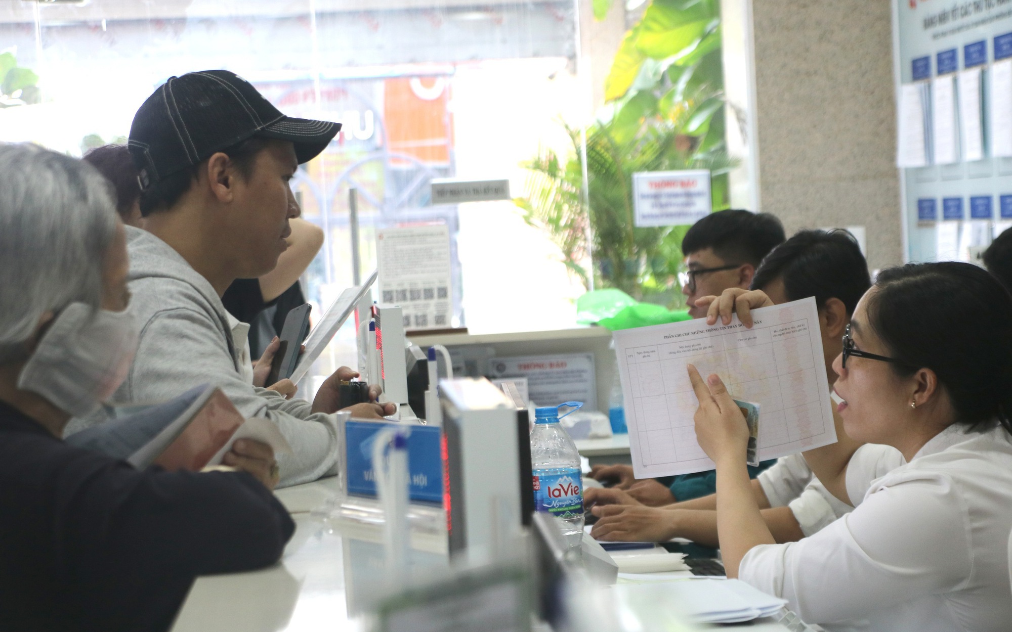 Chủ tịch UBND TPHCM yêu cầu hoàn tất dữ liệu cán bộ, chậm trễ sẽ xem xét trách nhiệm - Ảnh 2.