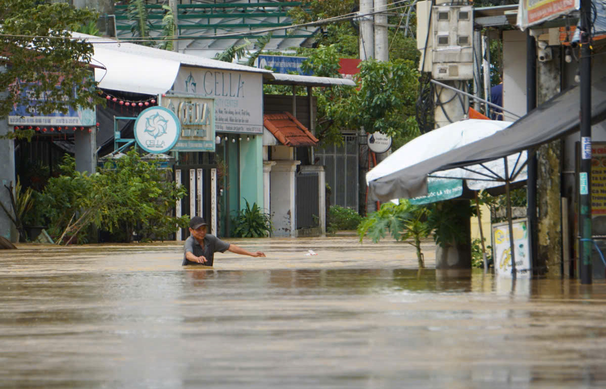 Đà Nẵng khẩn trương cứu hộ 10 xã bị cô lập do mưa lũ - Ảnh 1. Đà Nẵng khẩn trương cứu hộ 10 xã bị cô lập do mưa lũ - Ảnh 1.