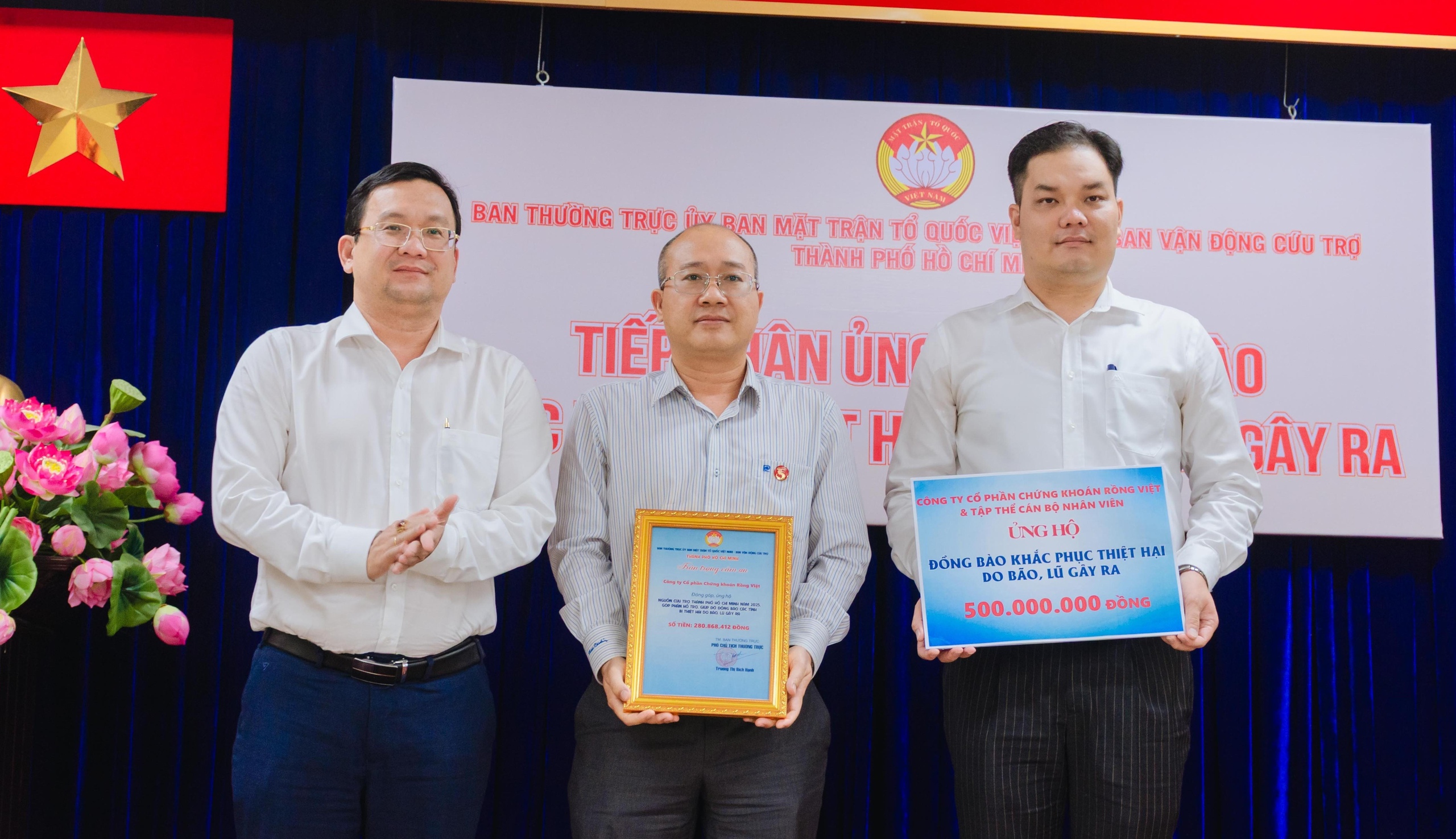 TP HCM tiếp nhận hơn 174 tỉ đồng ủng hộ đồng bào bị thiệt hại do bão, lũ - Ảnh 5.