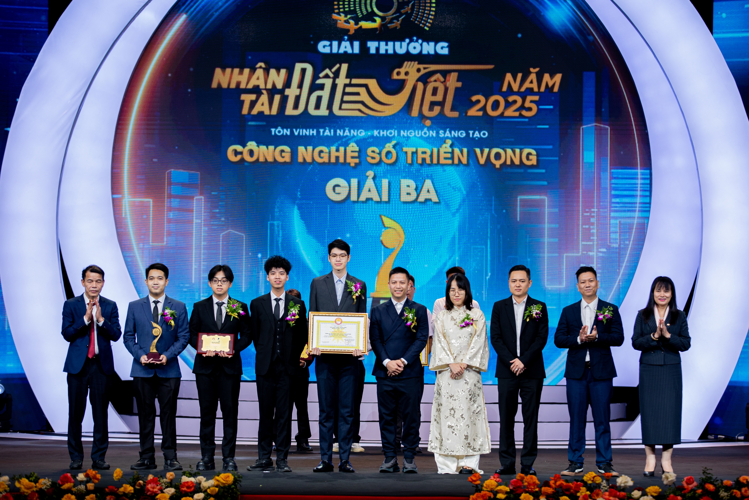 Nhóm sinh vinh của Hiếu PC đỡ đầu đã đoạt giải Nhân Tài Đất Việt - Ảnh 1.