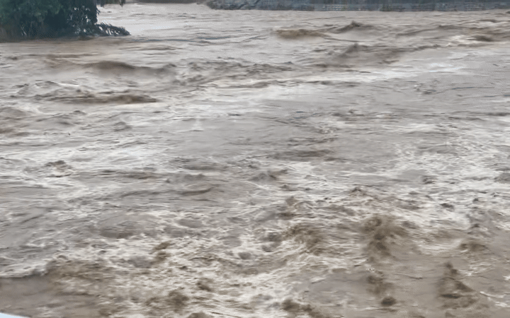 Y sĩ cứu bé bị chôn sống 14 năm trước làm điều xúc động tại Đà Nẵng - Ảnh 2. Y sĩ cứu bé bị chôn sống 14 năm trước làm điều xúc động tại Đà Nẵng - Ảnh 2.