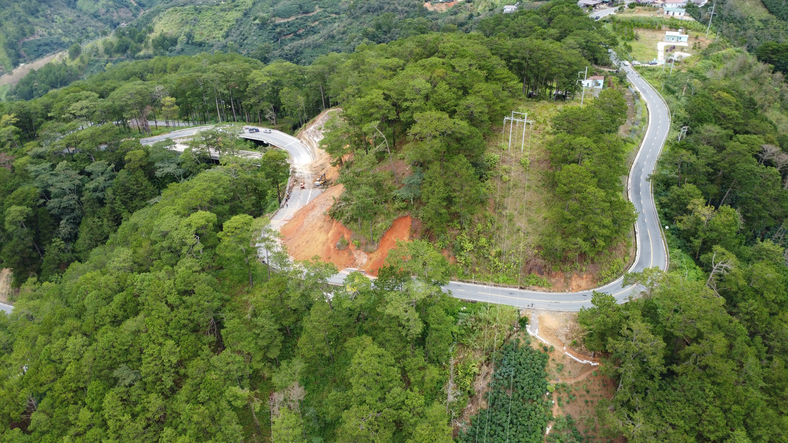 Cận cảnh sạt lở, nứt đường trên cung đèo nối Đà Lạt với Phan Rang - Ảnh 1.