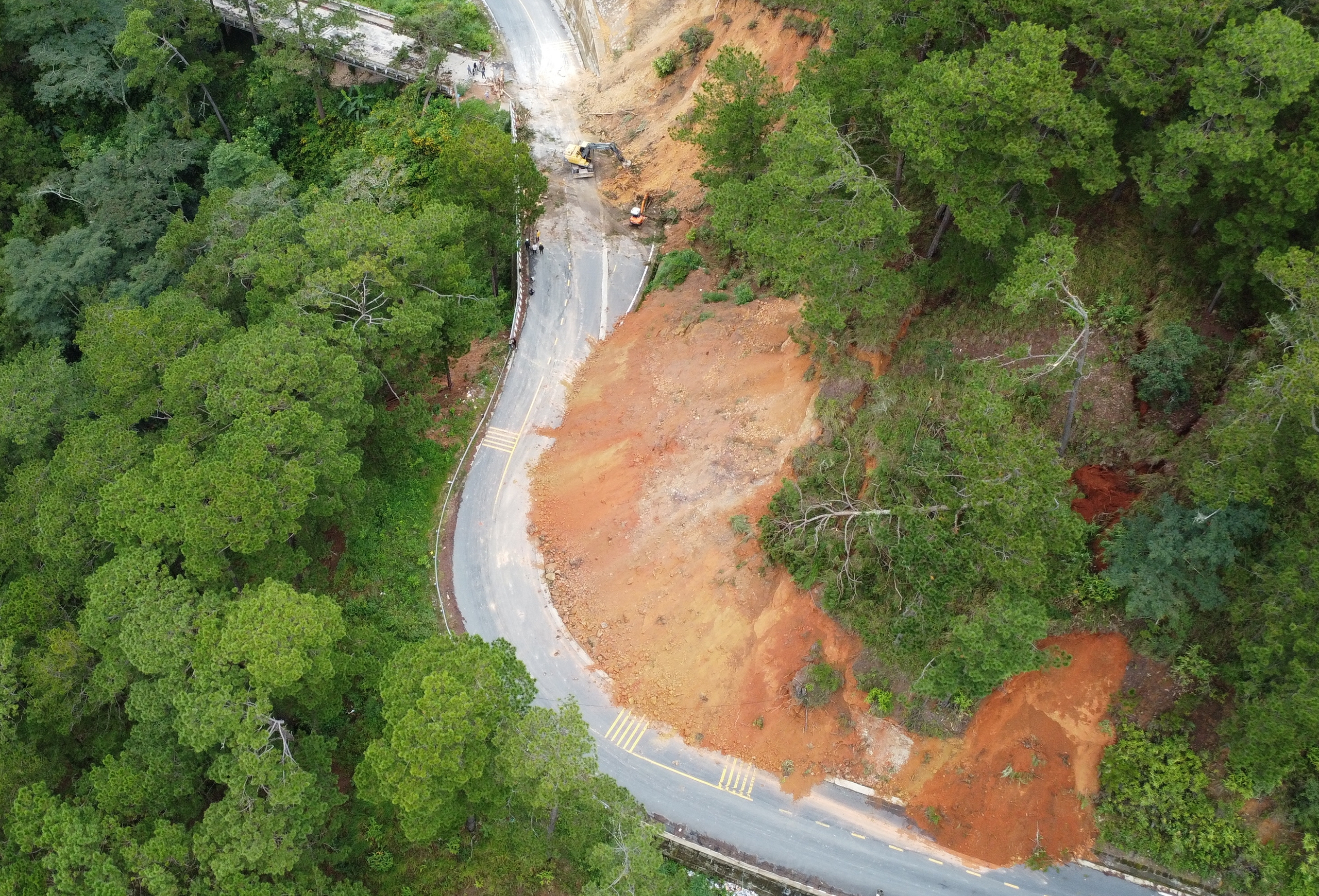 Cận cảnh sạt lở, nứt đường trên cung đèo nối Đà Lạt với Phan Rang - Ảnh 2.