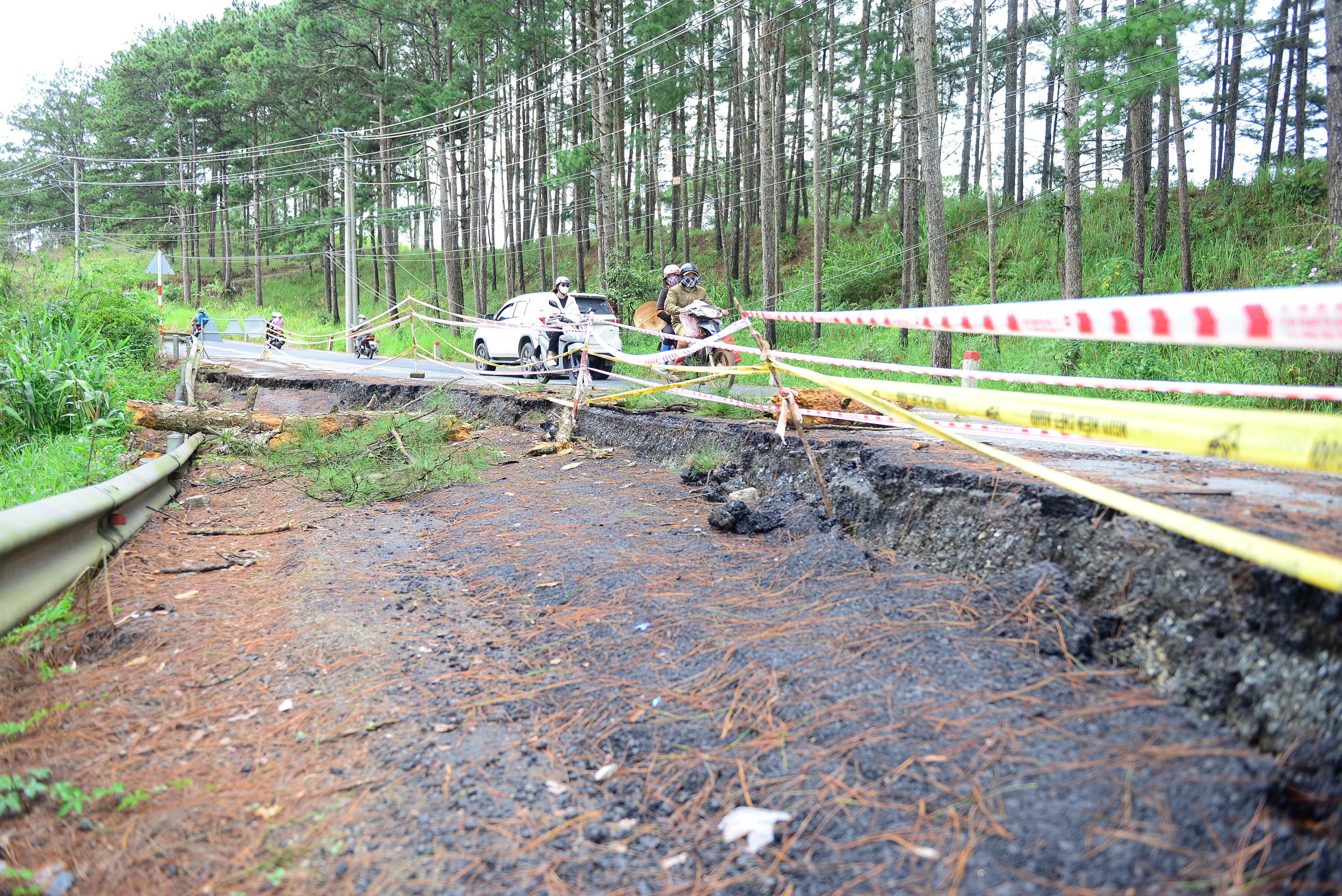 Cận cảnh sạt lở, nứt đường trên cung đèo nối Đà Lạt với Phan Rang - Ảnh 3.
