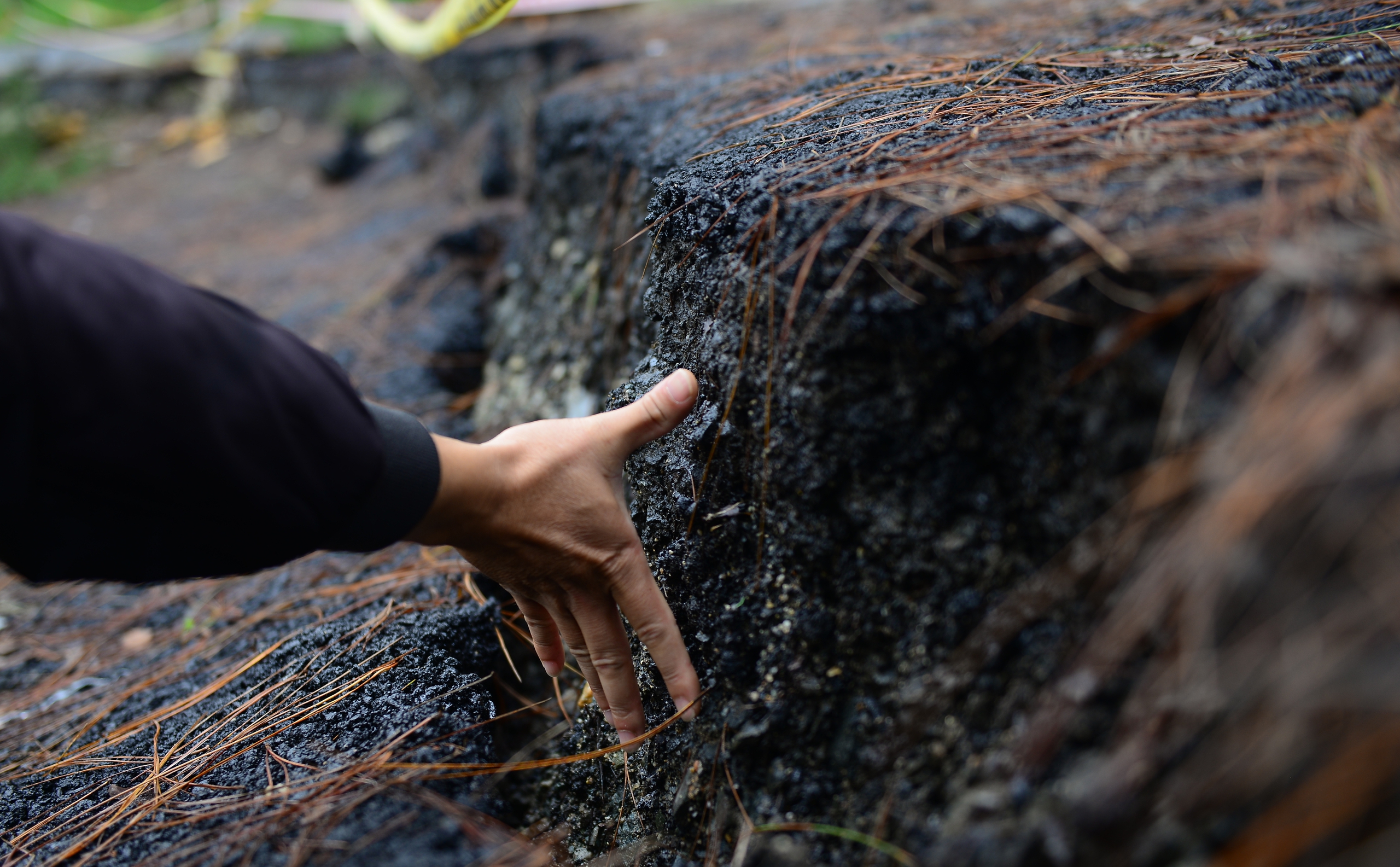 Cận cảnh sạt lở, nứt đường trên cung đèo nối Đà Lạt với Phan Rang - Ảnh 4.