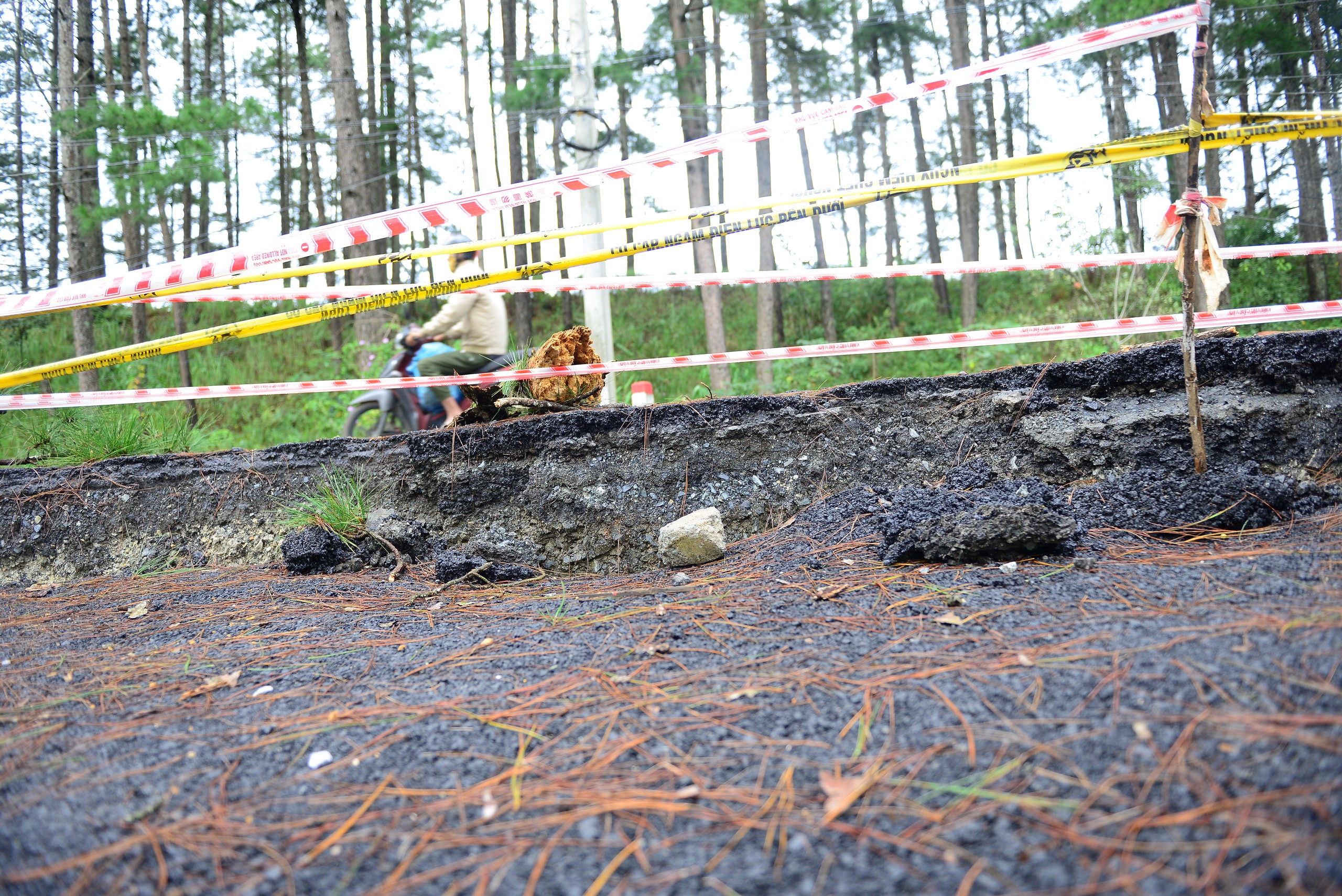 Cận cảnh sạt lở, nứt đường trên cung đèo nối Đà Lạt với Phan Rang - Ảnh 5.