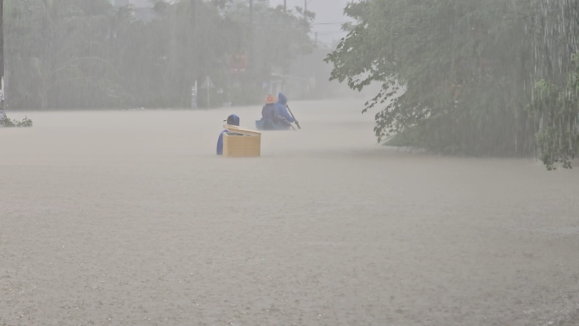 Đà Nẵng mưa lũ gây cô lập 10 xã người dân cùng nhau chi viện thực phẩm - Ảnh 1. Đà Nẵng mưa lũ gây cô lập 10 xã người dân cùng nhau chi viện thực phẩm - Ảnh 1.