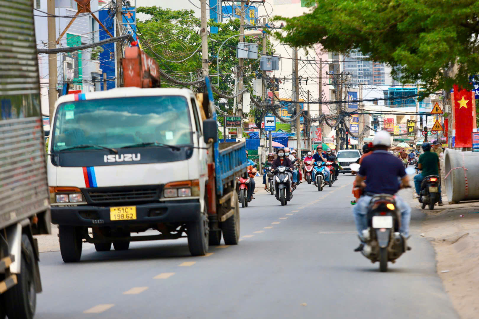 Tân Cảng Sài Gòn phải điều phối lại hàng hóa để giảm kẹt xe tại cảng Cát Lái - Phú Hữu - Ảnh 1.