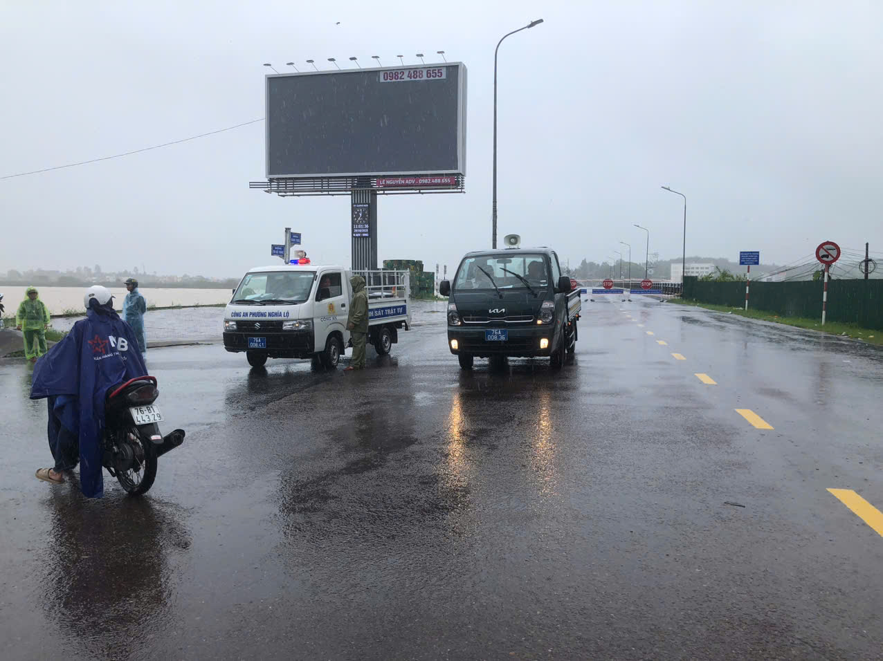 Quảng Ngãi đang nỗ lực giải cứu nhiều người dân mắc kẹt trên sông Trà Khúc - Ảnh 5.