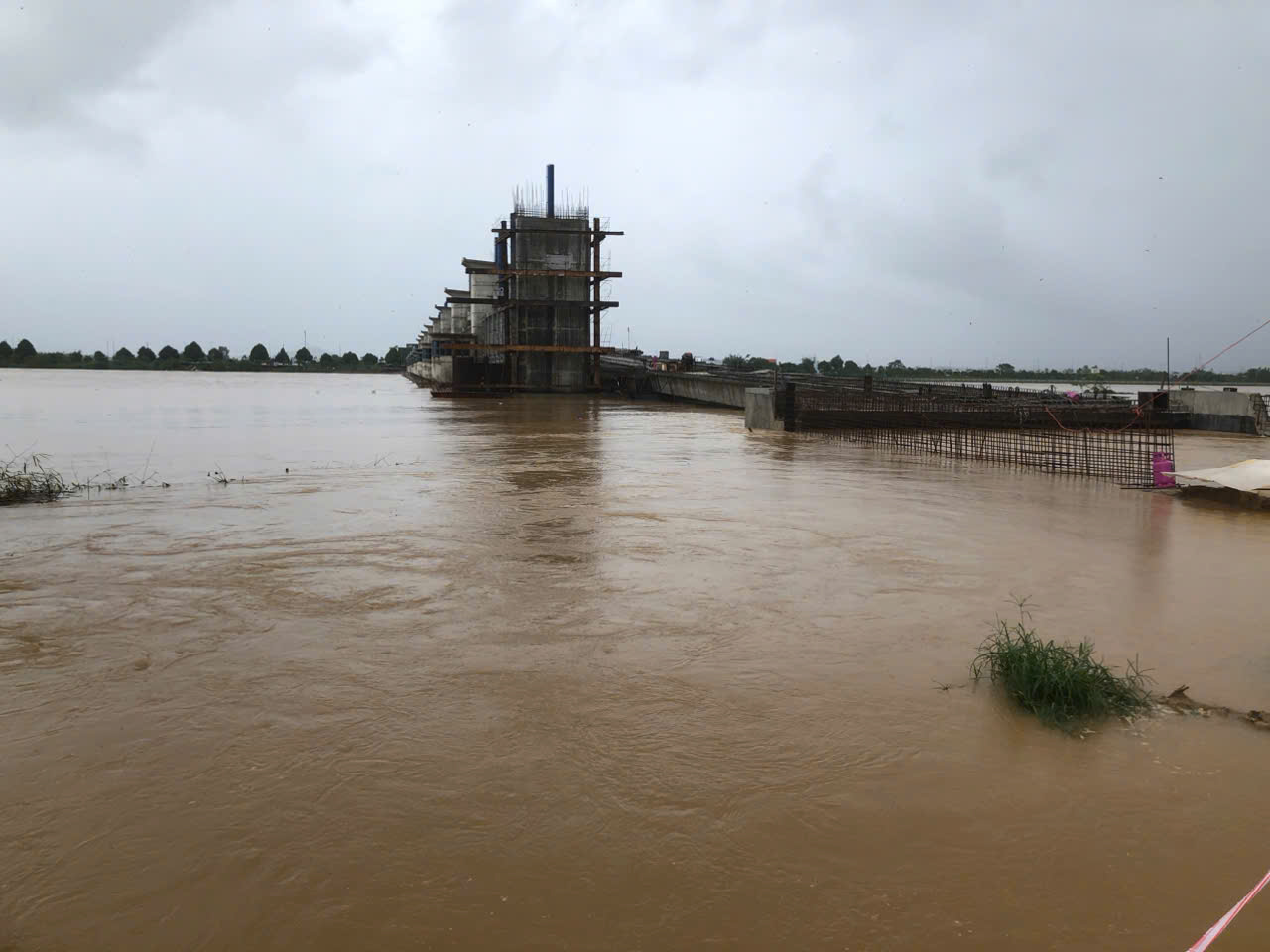 Quảng Ngãi đang nỗ lực giải cứu nhiều người dân mắc kẹt trên sông Trà Khúc - Ảnh 2.