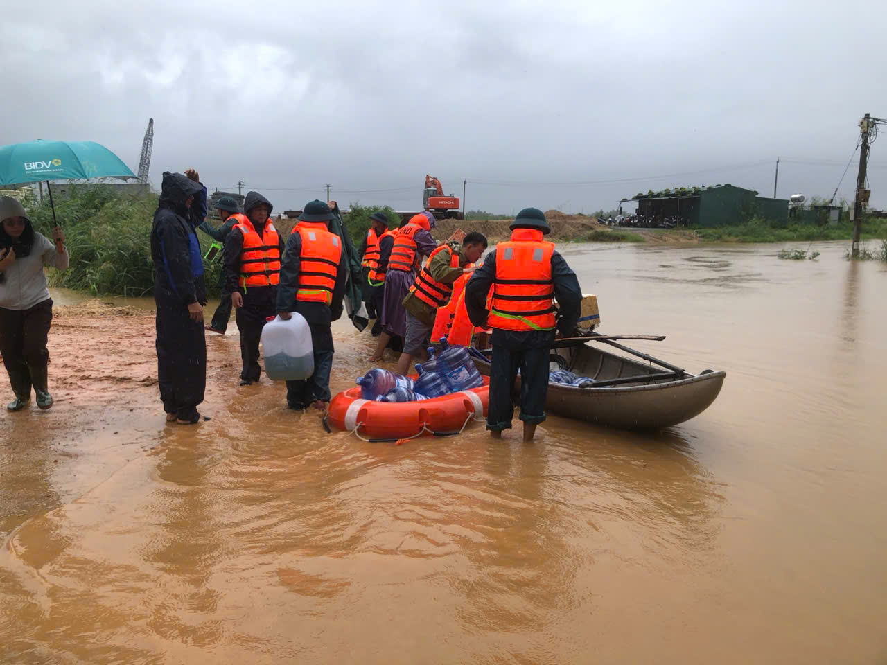 Quảng Ngãi đang nỗ lực giải cứu nhiều người dân mắc kẹt trên sông Trà Khúc - Ảnh 1.