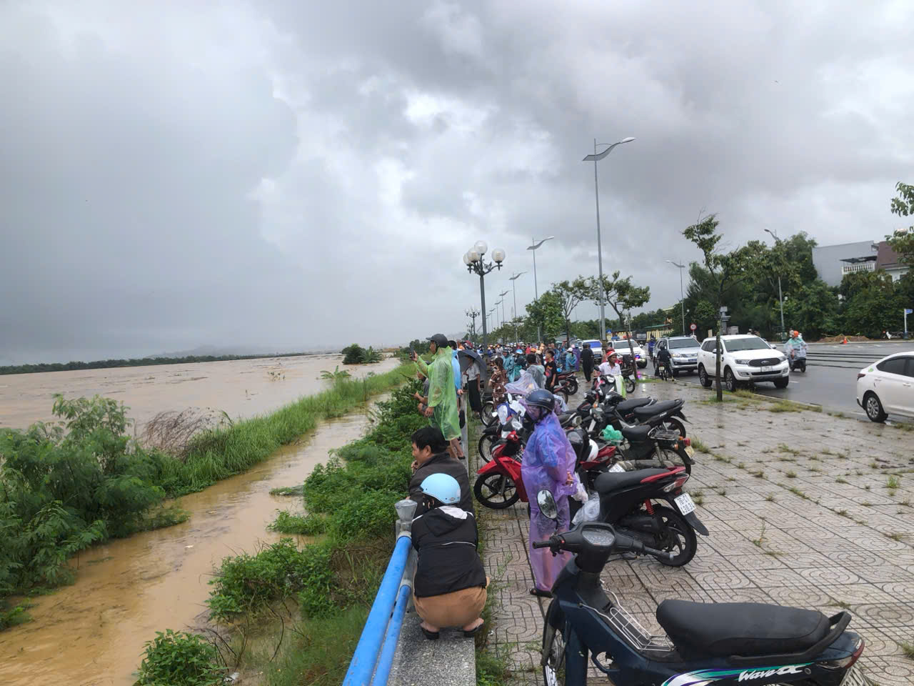 Quảng Ngãi đang nỗ lực giải cứu nhiều người dân mắc kẹt trên sông Trà Khúc - Ảnh 4.