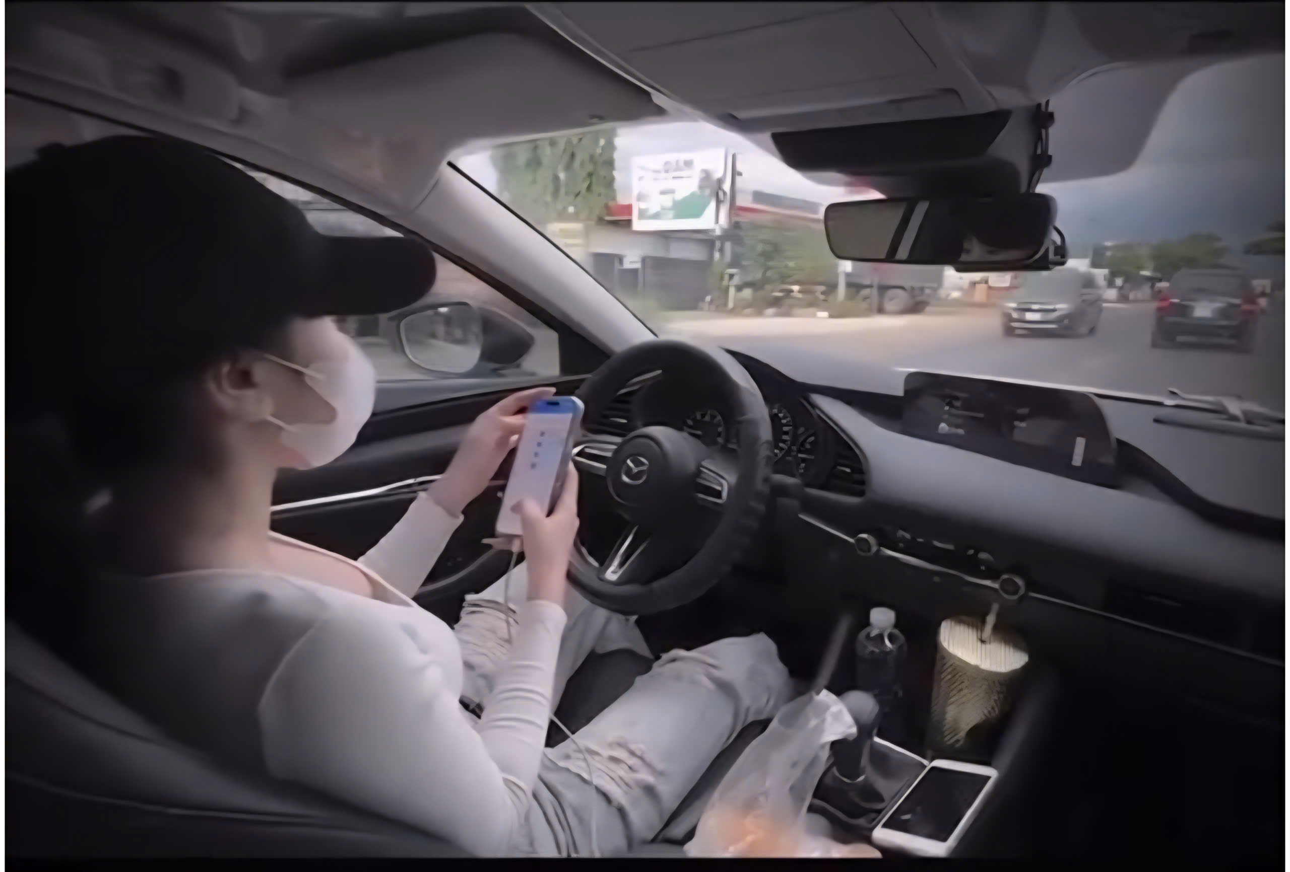 Cô gái thả 2 tay lướt điện thọai khi lái xe và phản ứng cộng đồng mạng gây xôn xao - Ảnh 1. Cô gái thả 2 tay lướt điện thọai khi lái xe và phản ứng cộng đồng mạng gây xôn xao - Ảnh 1.