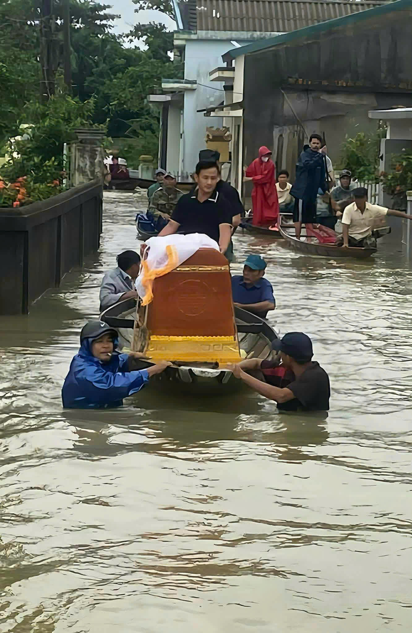 Quảng Trị: Một xã có 570 nhà bị ngập, dân dùng ghe đưa quan tài đến nơi cao ráo - Ảnh 9. Quảng Trị: Một xã có 570 nhà bị ngập, dân dùng ghe đưa quan tài đến nơi cao ráo - Ảnh 9.