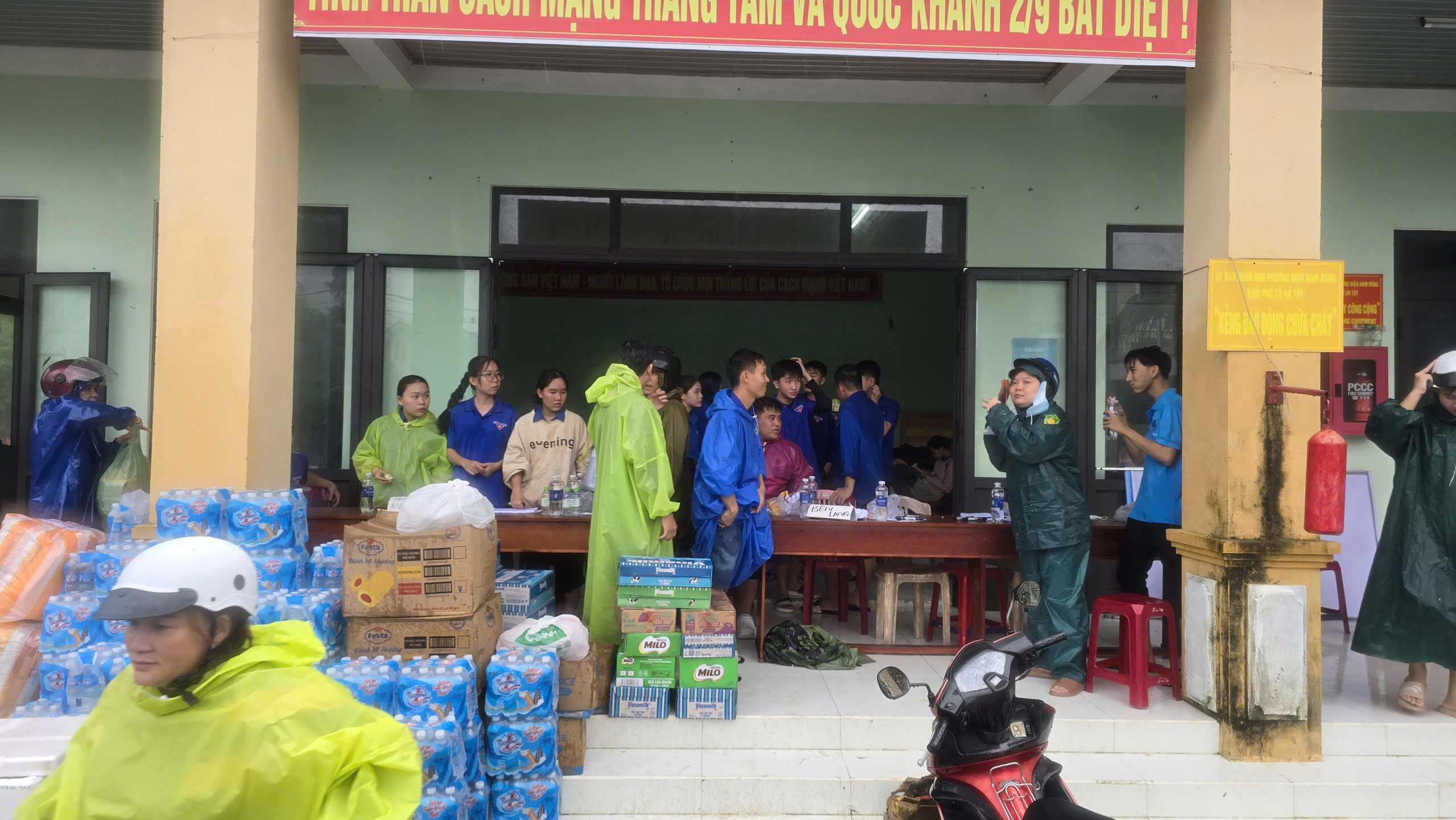 Đà Nẵng mưa lũ gây cô lập 10 xã người dân cùng nhau chi viện thực phẩm - Ảnh 4. Đà Nẵng mưa lũ gây cô lập 10 xã người dân cùng nhau chi viện thực phẩm - Ảnh 4.