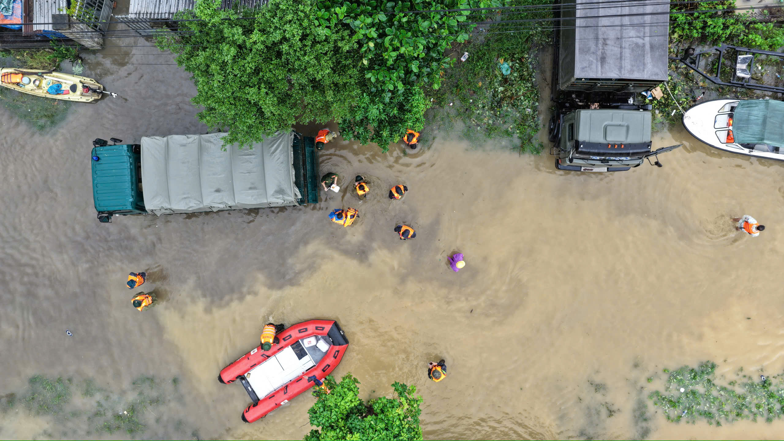 Đà Nẵng mưa lũ gây cô lập 10 xã người dân cùng nhau chi viện thực phẩm - Ảnh 14. Đà Nẵng mưa lũ gây cô lập 10 xã người dân cùng nhau chi viện thực phẩm - Ảnh 14.