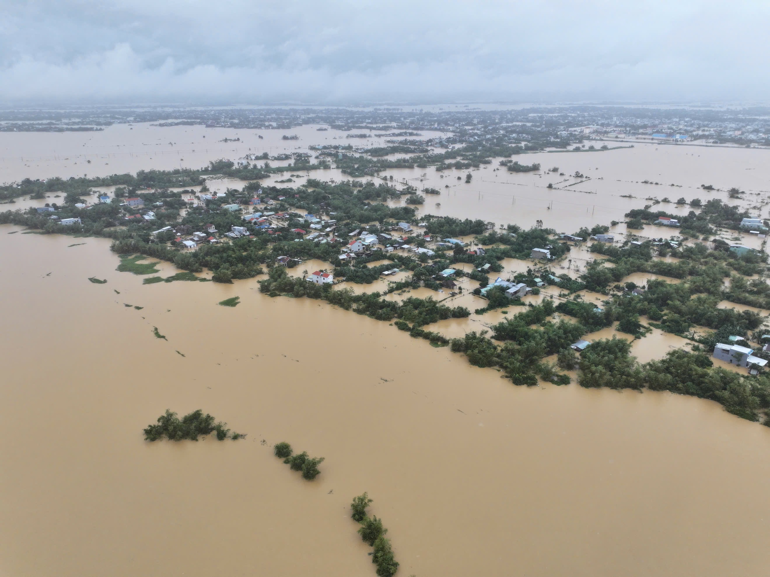 Đà Nẵng mưa lũ gây cô lập 10 xã người dân cùng nhau chi viện thực phẩm - Ảnh 3. Đà Nẵng mưa lũ gây cô lập 10 xã người dân cùng nhau chi viện thực phẩm - Ảnh 3.
