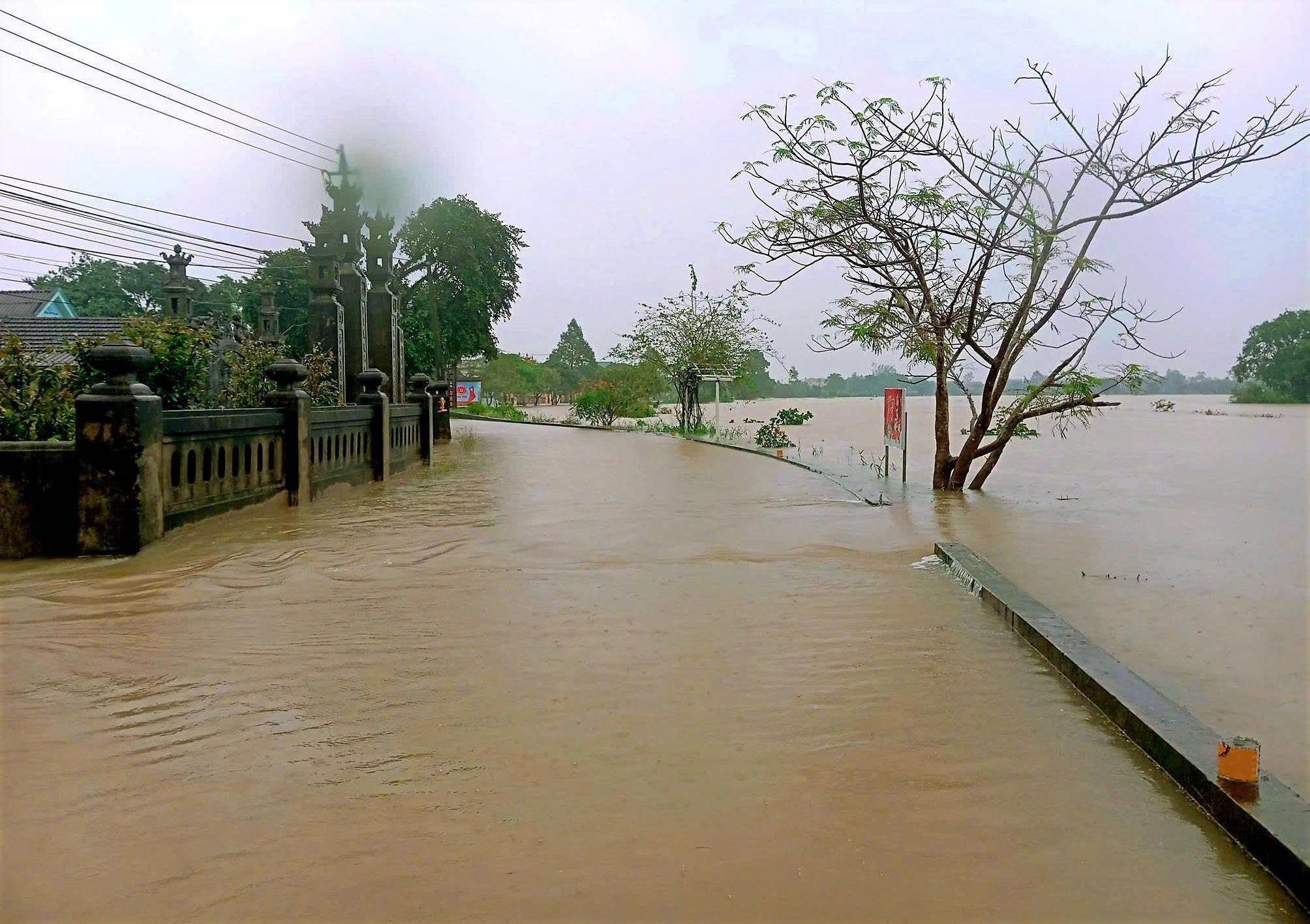 Quảng Trị: Một xã có 570 nhà bị ngập, dân dùng ghe đưa quan tài đến nơi cao ráo - Ảnh 6. Quảng Trị: Một xã có 570 nhà bị ngập, dân dùng ghe đưa quan tài đến nơi cao ráo - Ảnh 6.