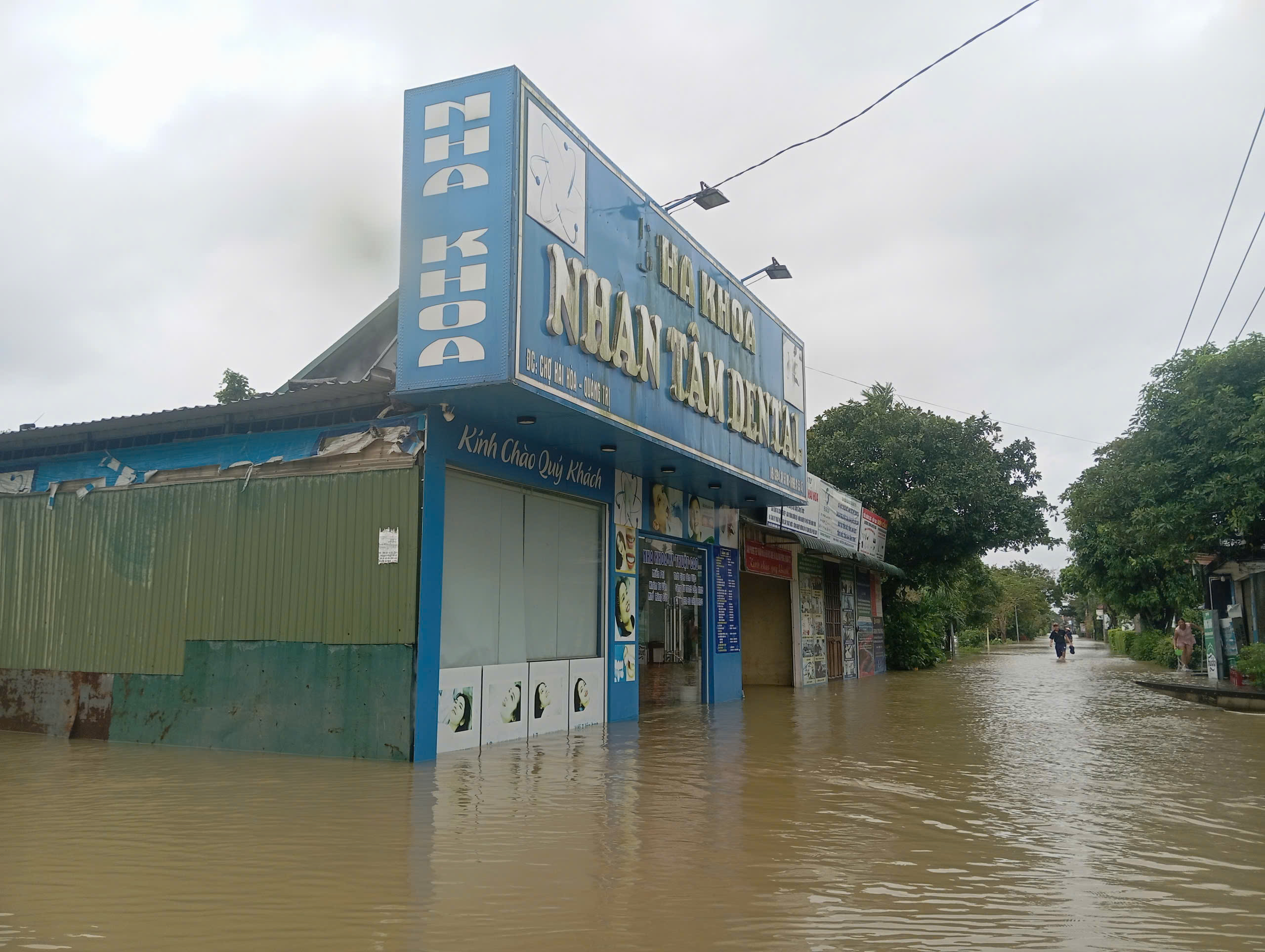 Quảng Trị: Một xã có 570 nhà bị ngập, dân dùng ghe đưa quan tài đến nơi cao ráo - Ảnh 1. Quảng Trị: Một xã có 570 nhà bị ngập, dân dùng ghe đưa quan tài đến nơi cao ráo - Ảnh 1.