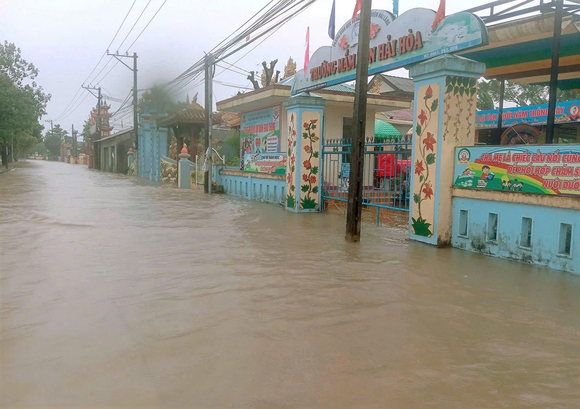 Quảng Trị: Một xã có 570 nhà bị ngập, dân dùng ghe đưa quan tài đến nơi cao ráo - Ảnh 7. Quảng Trị: Một xã có 570 nhà bị ngập, dân dùng ghe đưa quan tài đến nơi cao ráo - Ảnh 7.