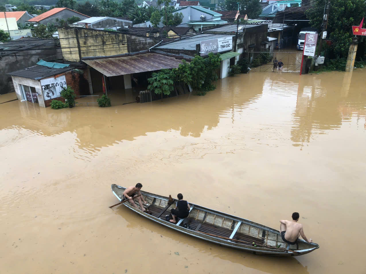 Khẩn cấp ngăn chặn lũ tràn vào trung tâm Quảng Ngãi - Ảnh 6.