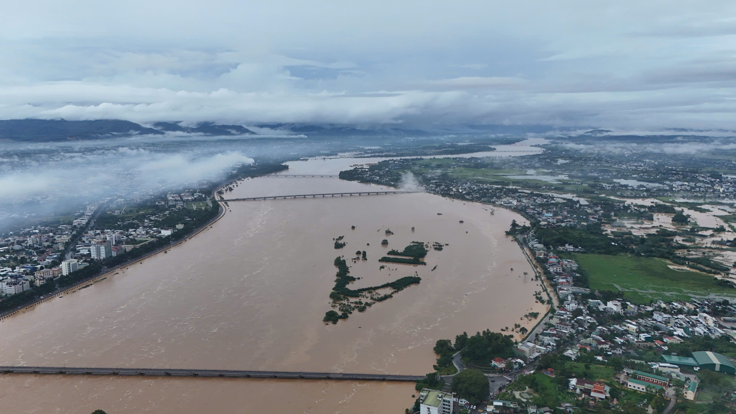 Khẩn cấp ngăn chặn lũ tràn vào trung tâm Quảng Ngãi - Ảnh 1.
