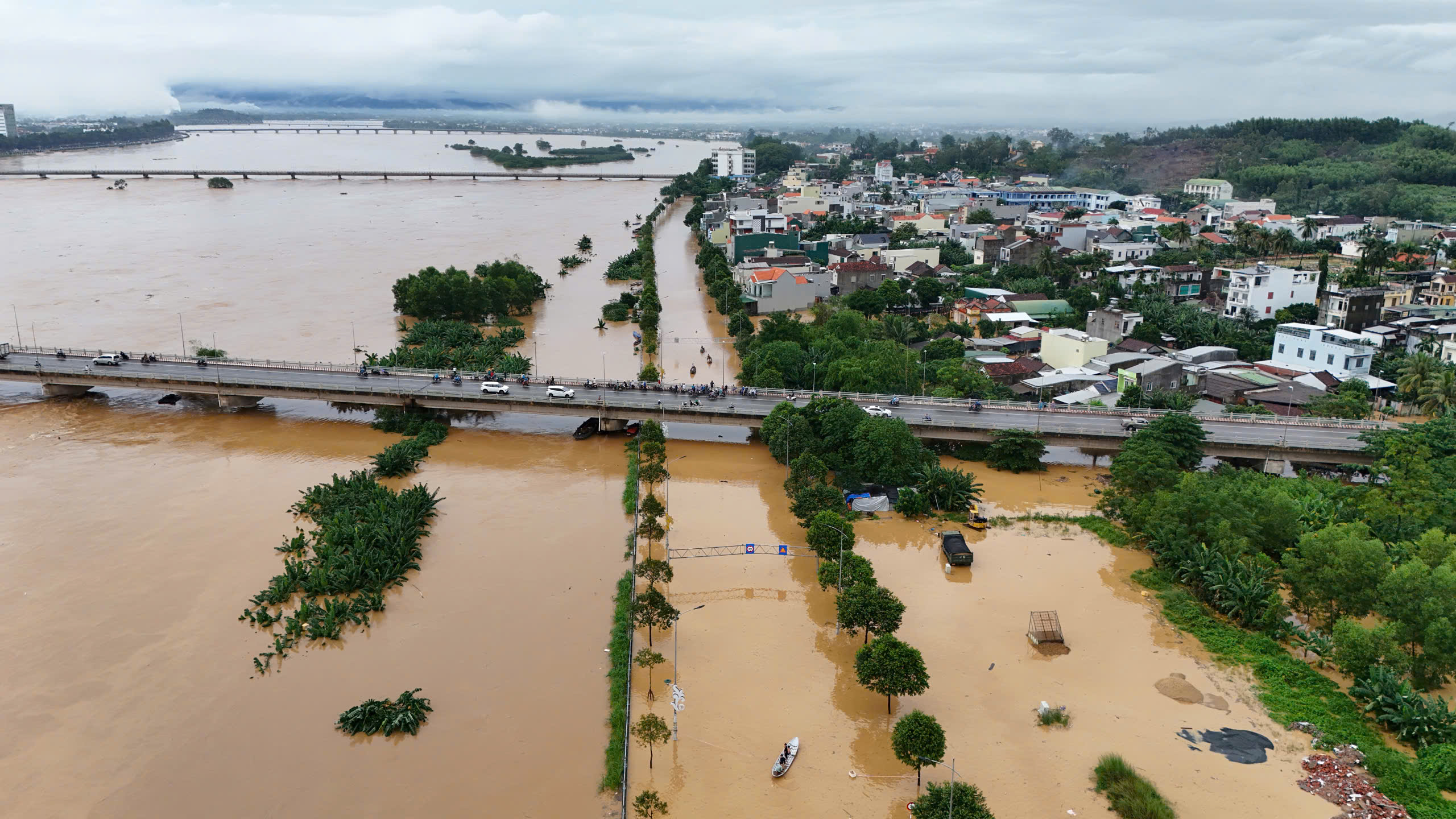 Khẩn cấp ngăn chặn lũ tràn vào trung tâm Quảng Ngãi - Ảnh 2.