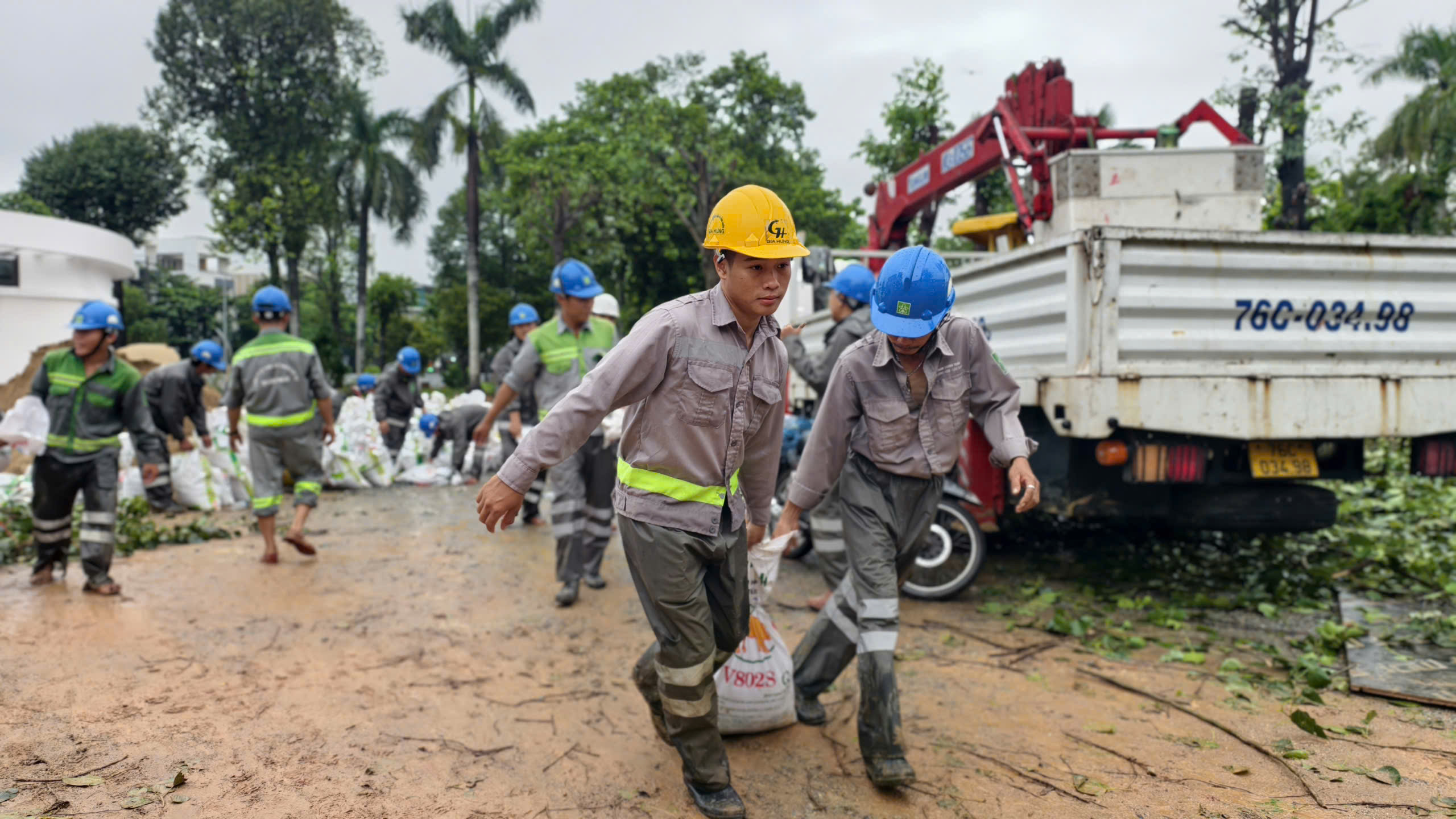 Khẩn cấp ngăn chặn lũ tràn vào trung tâm Quảng Ngãi - Ảnh 4.