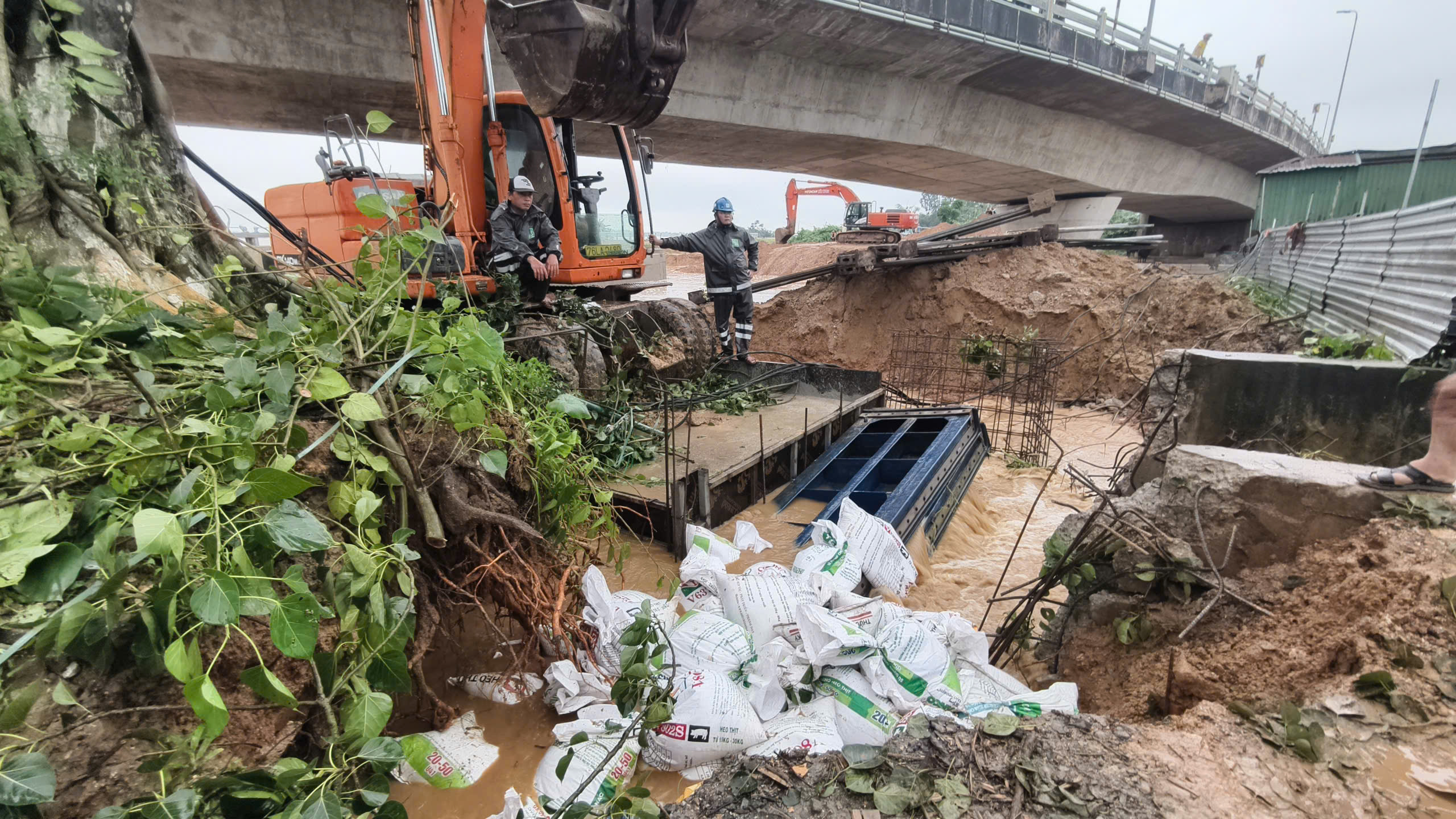 Khẩn cấp ngăn chặn lũ tràn vào trung tâm Quảng Ngãi - Ảnh 3.