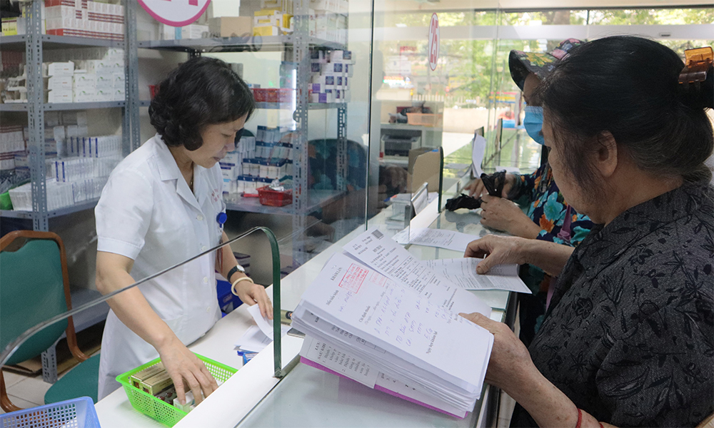Bộ Y tế phản hồi kiến nghị bỏ chuyển tuyến khám chữa bệnh BHYT - Ảnh 1.