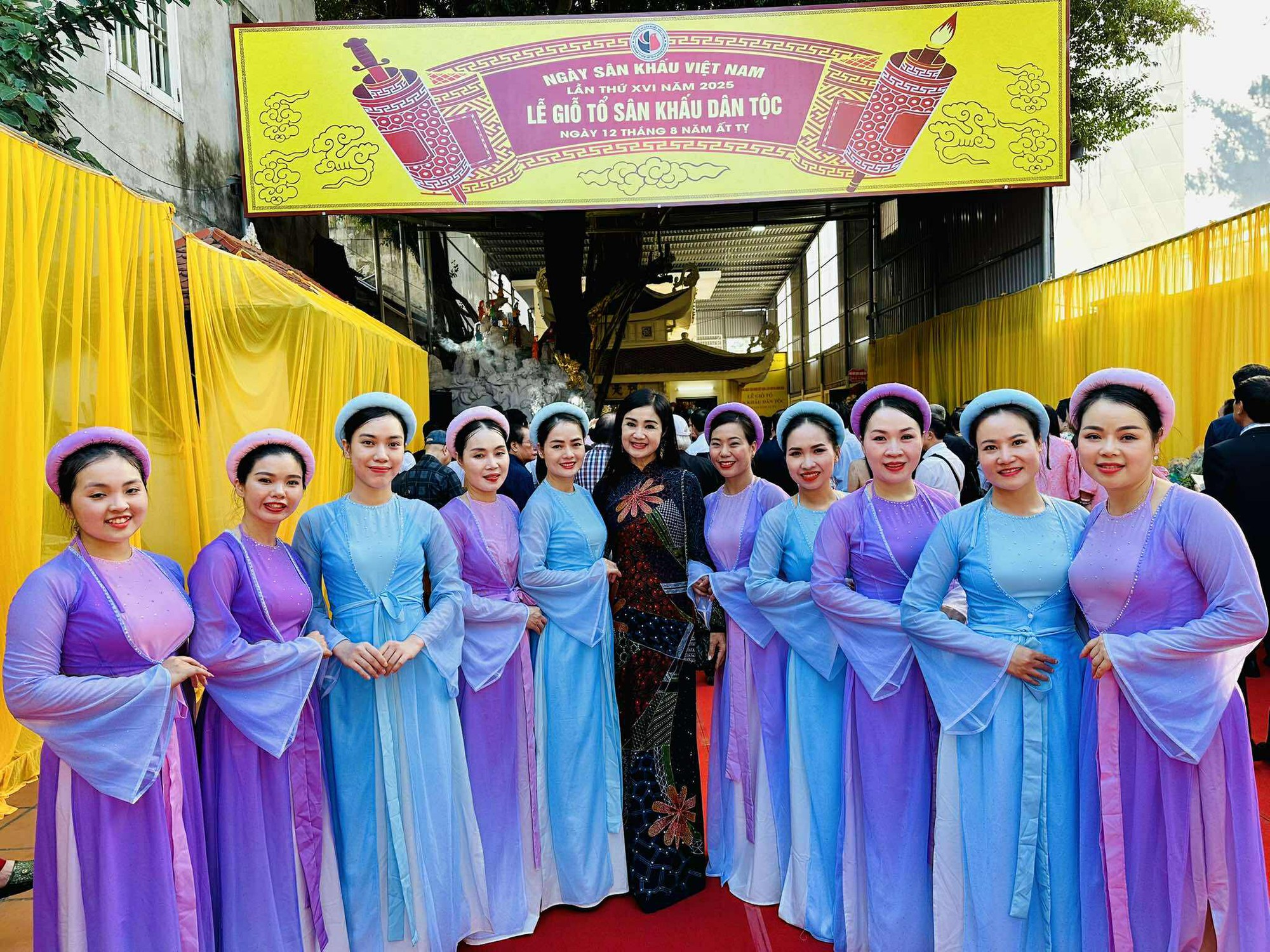 Thu Hà, Minh Vượng và đông nghệ sĩ lễ dâng hương Đền Vân Thị – Ninh Bình - Ảnh 8.