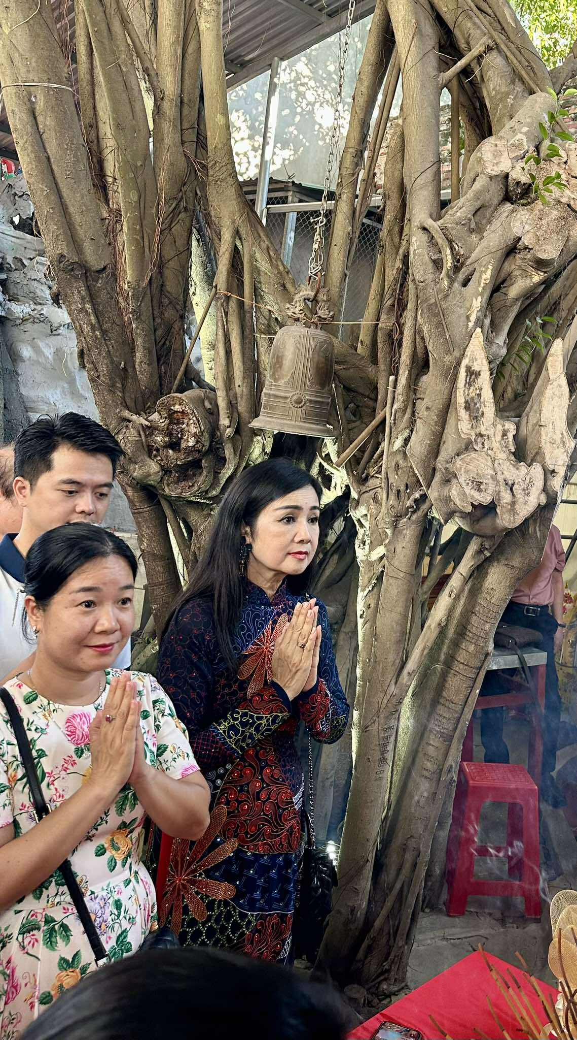 Thu Hà, Minh Vượng và đông nghệ sĩ lễ dâng hương Đền Vân Thị – Ninh Bình - Ảnh 7.