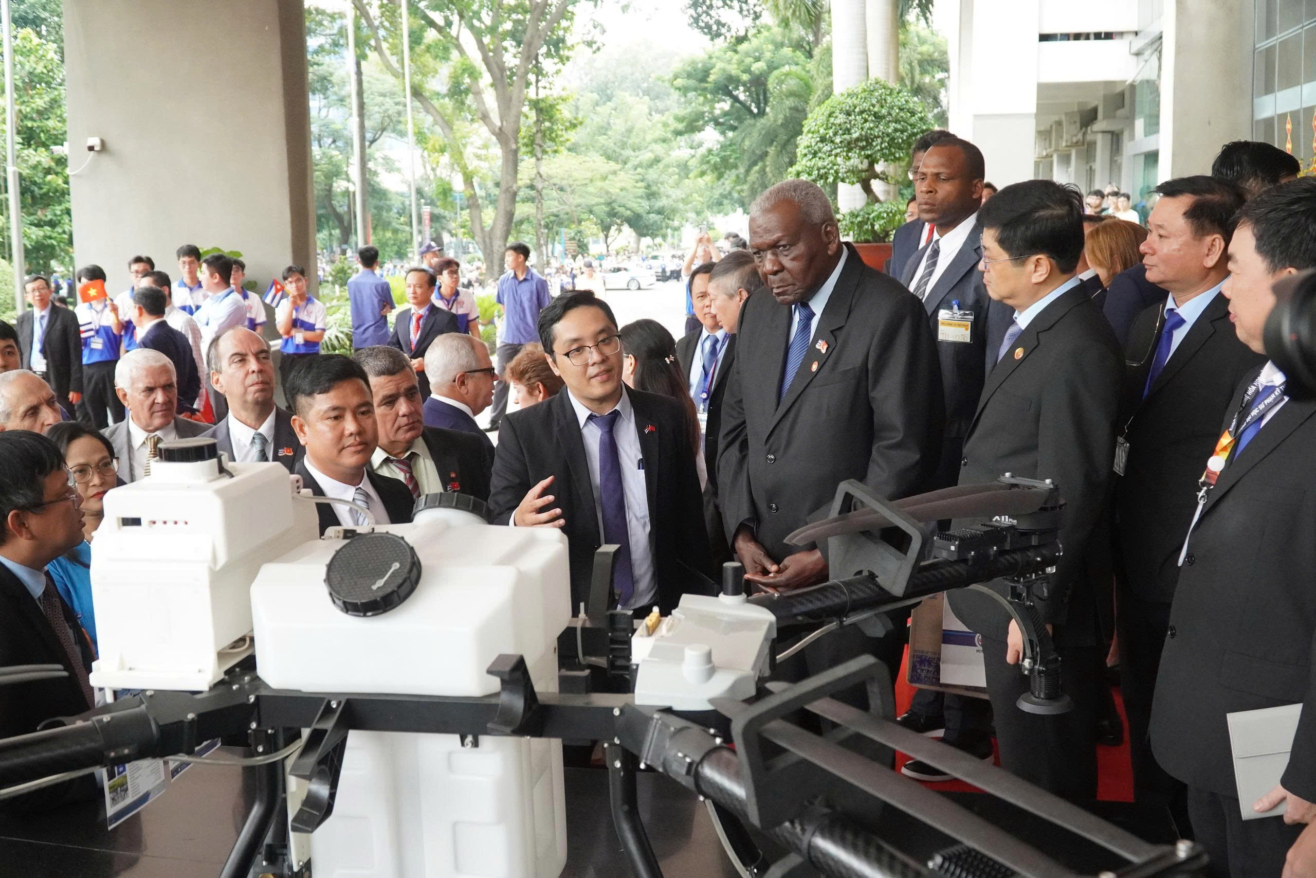 Chủ tịch Quốc hội Cuba thăm Trường ĐH Sư phạm Kỹ thuật TP HCM - Ảnh 4.