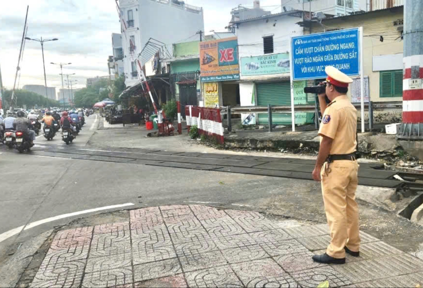 Tra cứu và chuẩn bị tiền 83 trường hợp đi vào khu vực cấm bị CSGT TP HCM ghi hình phạt nguội - Ảnh 1. Tra cứu và chuẩn bị tiền 83 trường hợp đi vào khu vực cấm bị CSGT TP HCM ghi hình phạt nguội - Ảnh 1.