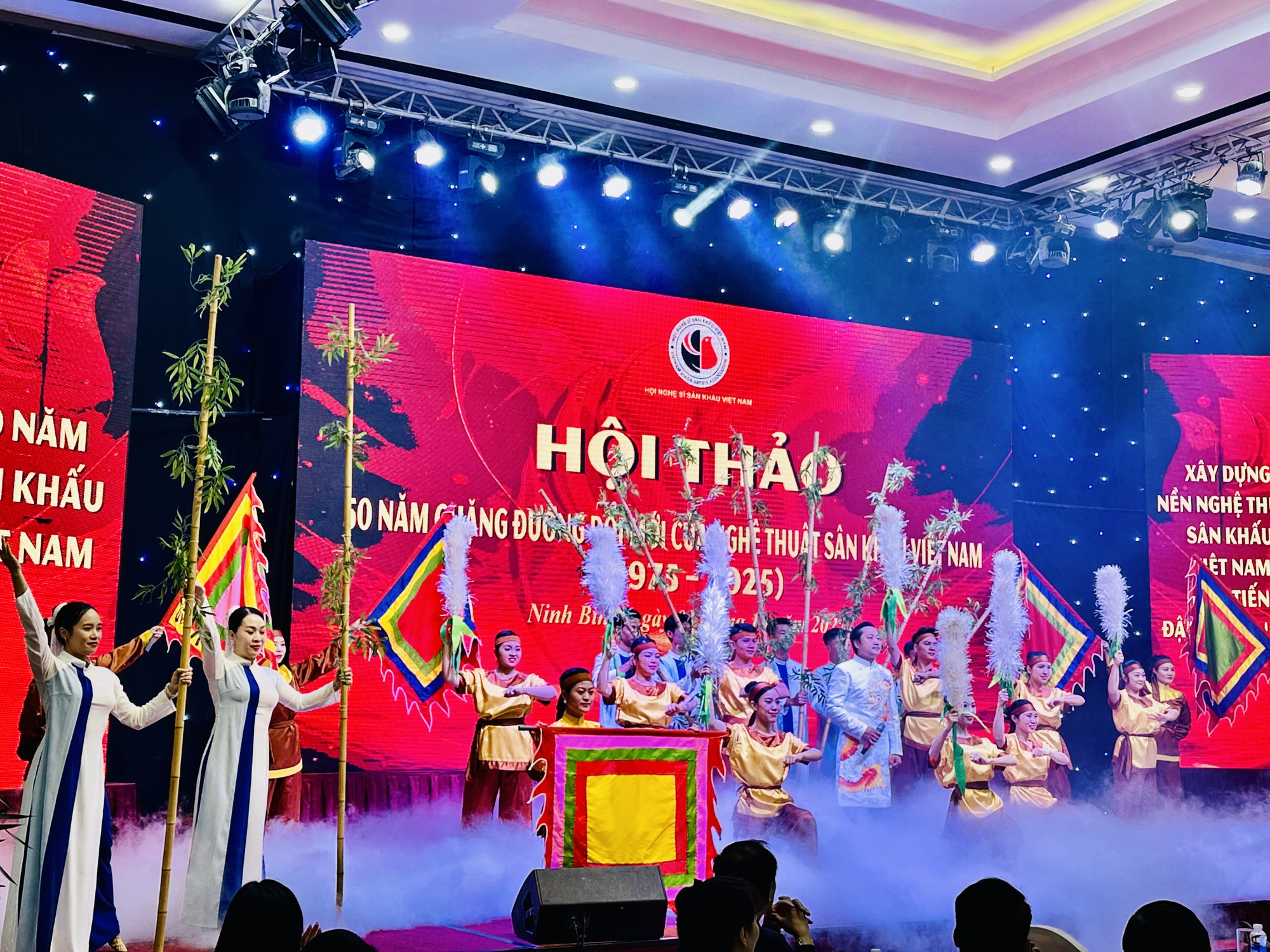 "50 năm đổi mới của Nghệ thuật sân khấu Việt Nam" – Nhìn lại để tiến bước mạnh mẽ- Ảnh 1. "50 năm đổi mới của Nghệ thuật sân khấu Việt Nam" – Nhìn lại để tiến bước mạnh mẽ- Ảnh 1.