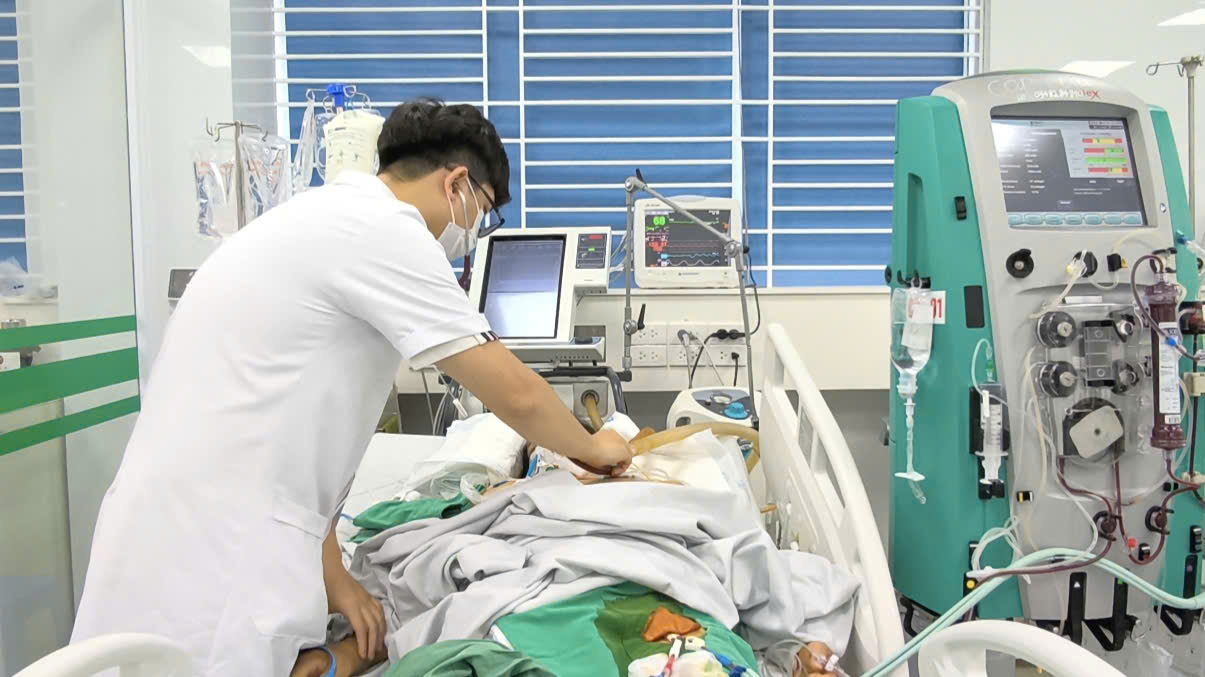 Nữ công nhân sốc, suy đa tạng do vi khuẩn lây lan mùa mưa lũ - Ảnh 1.