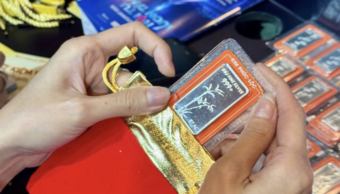 តម្លៃប្រាក់ថ្ងៃនេះ ថ្ងៃទី 3 ខែតុលា៖ ធ្លាក់ចុះខ្លាំង ហាងណាលក់ក្នុងតម្លៃទាបបំផុត? - រូបថត ១. Giá bạc hôm nay 3-10: Giảm mạnh, cửa hàng nào bán giá thấp nhất?- Ảnh 1.