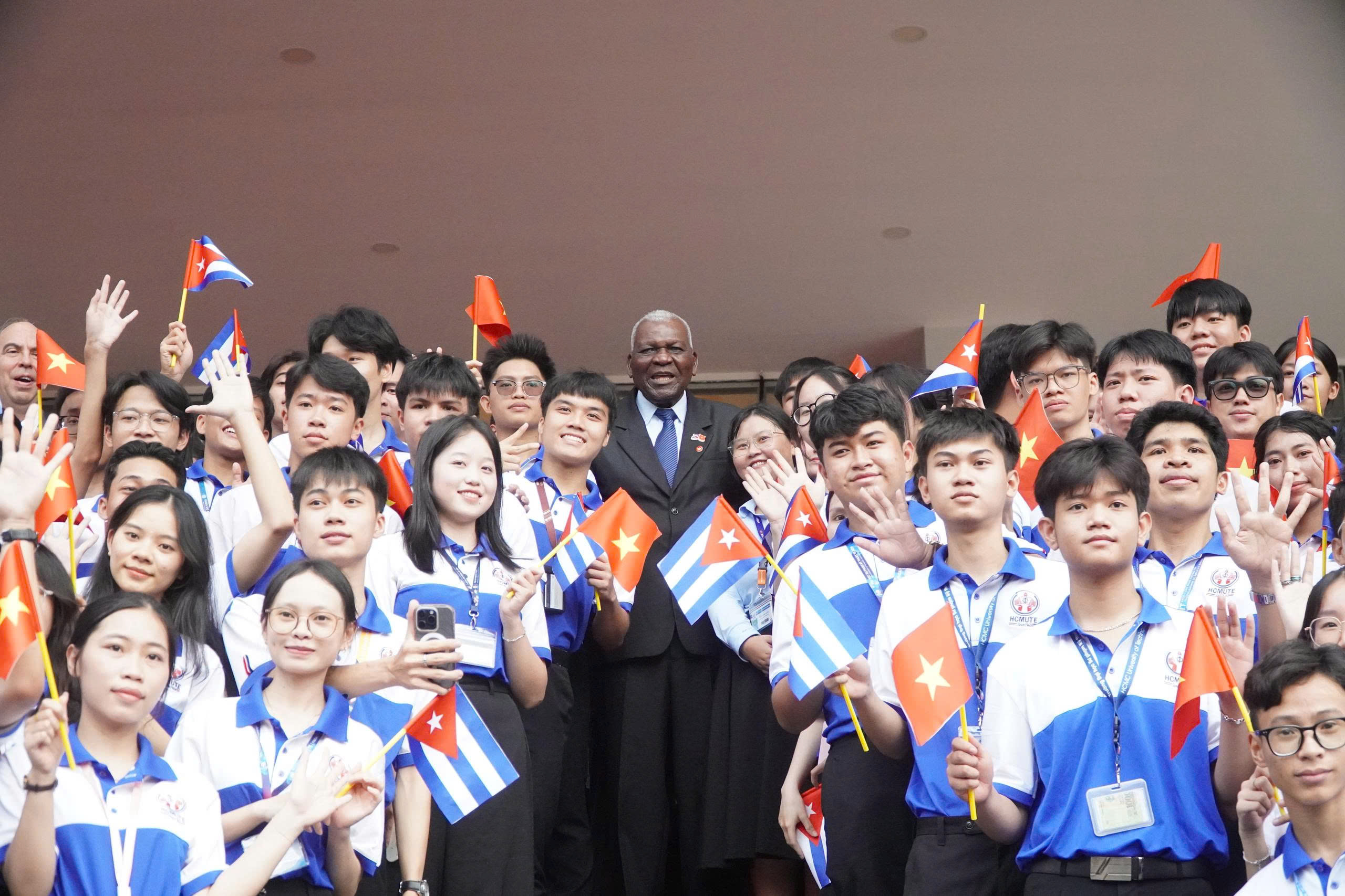 Chủ tịch Quốc hội Cuba thăm Trường ĐH Sư phạm Kỹ thuật TP HCM - Ảnh 2.