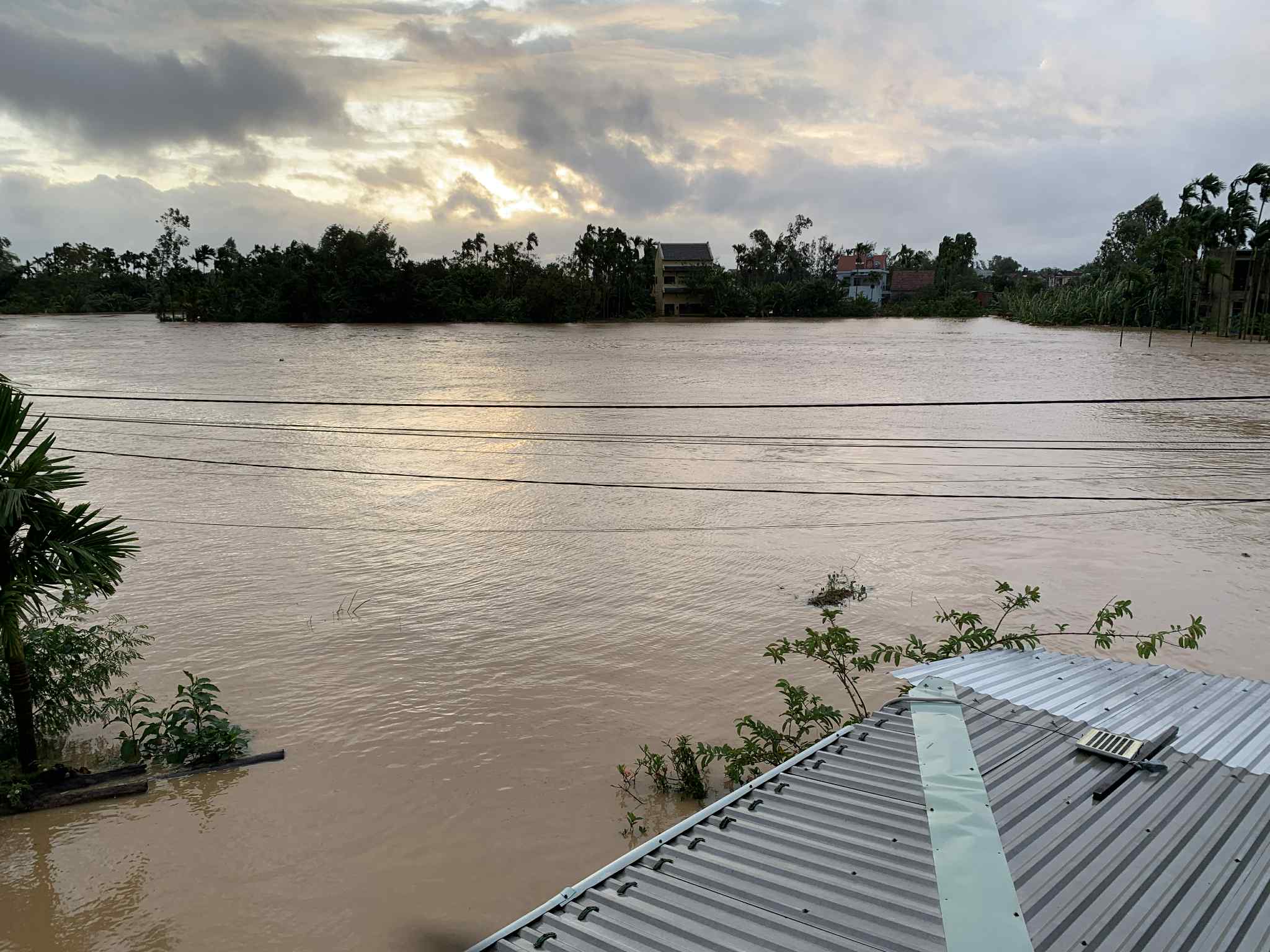 Nắng lên nhưng nhiều nhà dân ở Đà Nẵng vẫn đang ngập nặng sau mưa lớn - Ảnh 2. Nắng lên nhưng nhiều nhà dân ở Đà Nẵng vẫn đang ngập nặng sau mưa lớn - Ảnh 2.